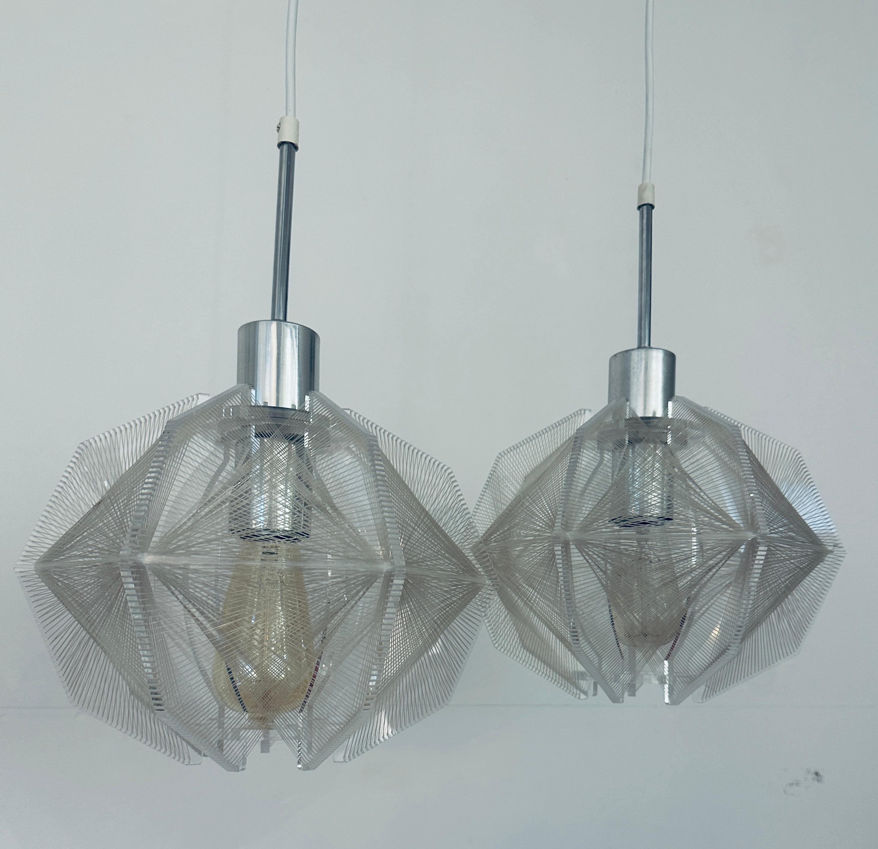 Coppia di lampade a sospensione in nylon e perspex di Paul Secon, risalenti agli anni '70 e di stampo spaziale. in vendita 8
