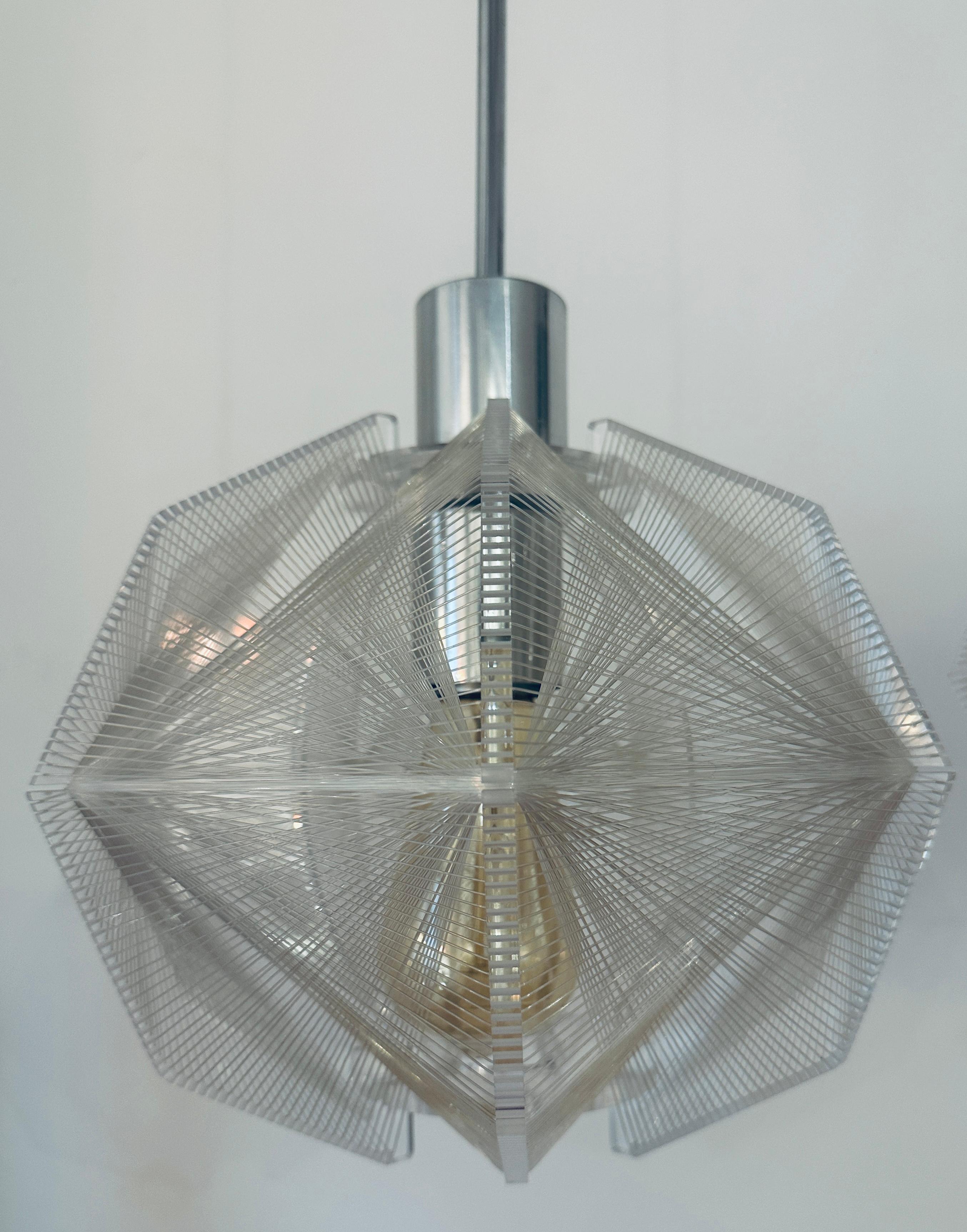 Coppia di lampade a sospensione in nylon e perspex di Paul Secon, risalenti agli anni '70 e di stampo spaziale. in vendita 9