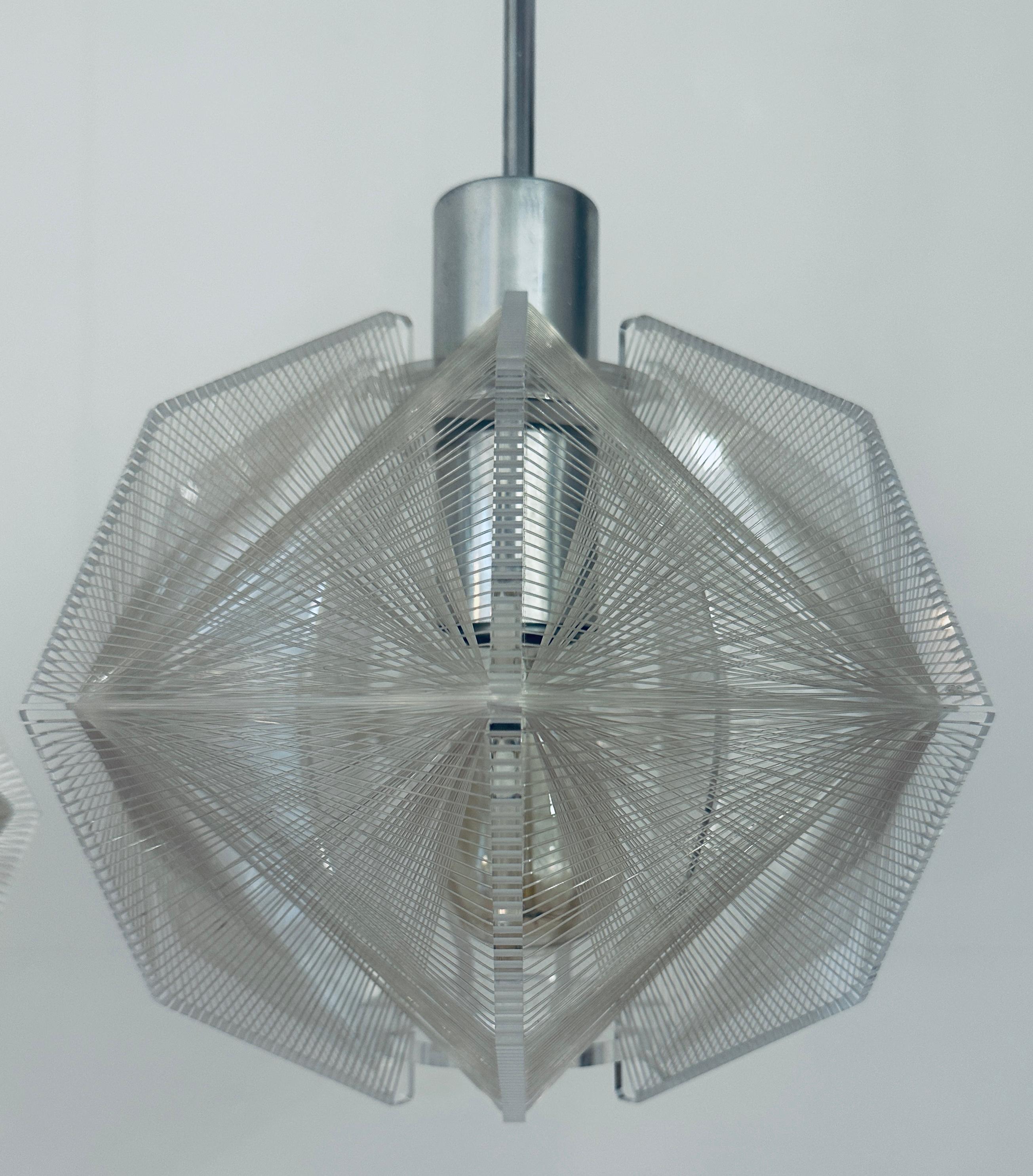 Coppia di lampade a sospensione in nylon e perspex di Paul Secon, risalenti agli anni '70 e di stampo spaziale. in vendita 11