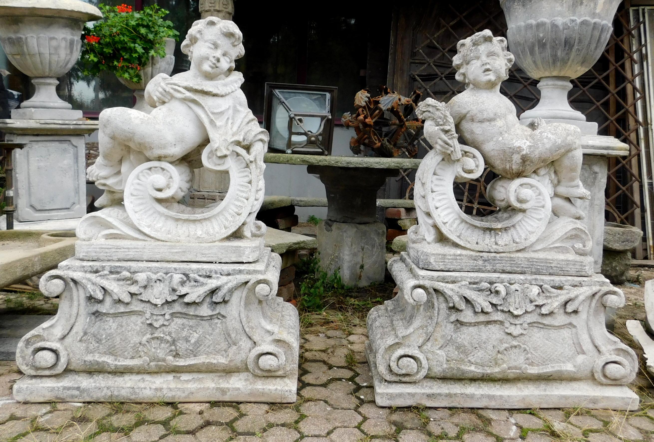 Vintage pair of stair masters in concrete, garden sculptures with cherubs, bases or decorations for gardens and patios, sculpted in concrete, at the beginning of the 20th century in Italy.
Beautiful and useful for decorating a garden, a rustic