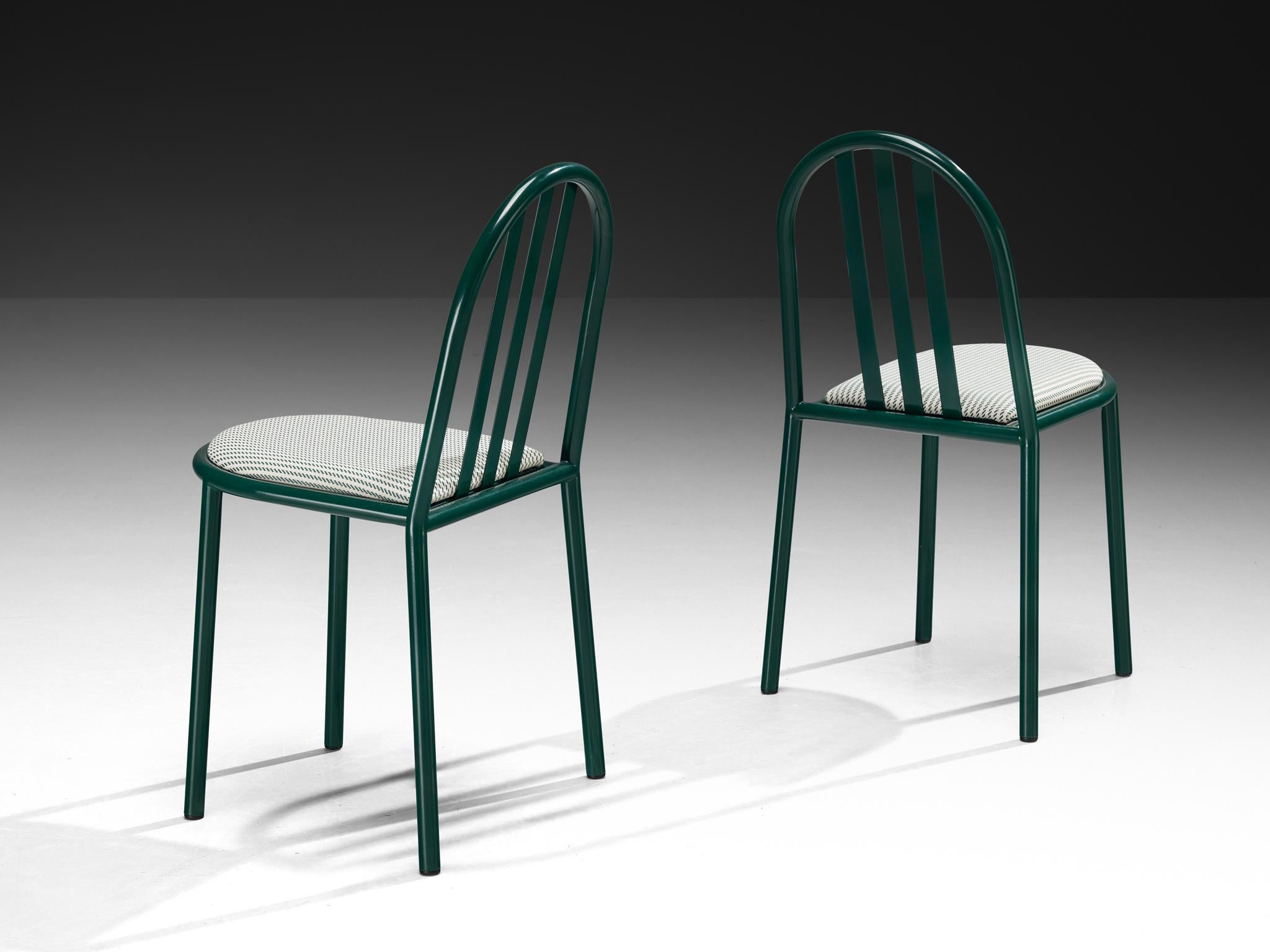 Robert Mallet Stevens per Stevens designs, sedie da pranzo, acciaio laccato, tessuto, Francia, design 1928, produzione successiva. 

Ammirevole coppia di sedie tubolari laccate verdi con sedute a motivi bianco-verdi, disegnate da uno dei maestri