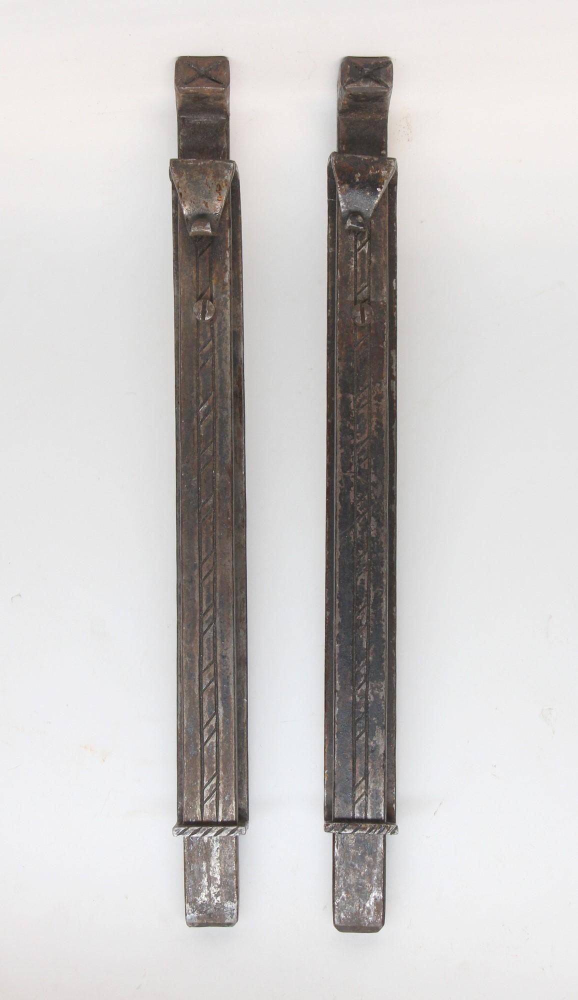 Schieberiegel aus dem frühen 20. Jahrhundert für Tore oder Türen. Diese Gleitbolzen sind aus handgeschmiedetem Eisen und werden Samuel Yellin zugeschrieben. Sie sind unsigniert. Der Preis gilt für ein Paar. Bitte beachten Sie, dieser Artikel