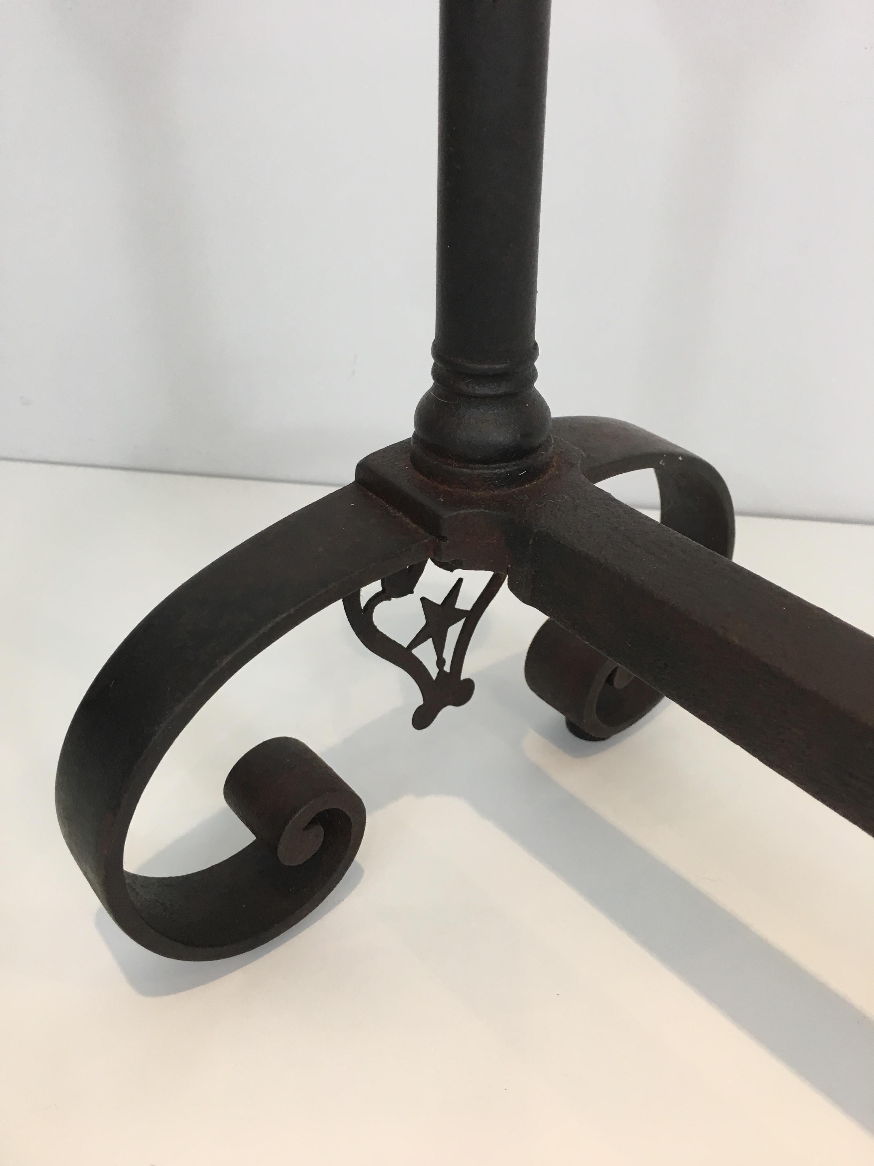 Paire de chenets en fer forgé forgé, style gothique, français, 18ème siècle en vente 10