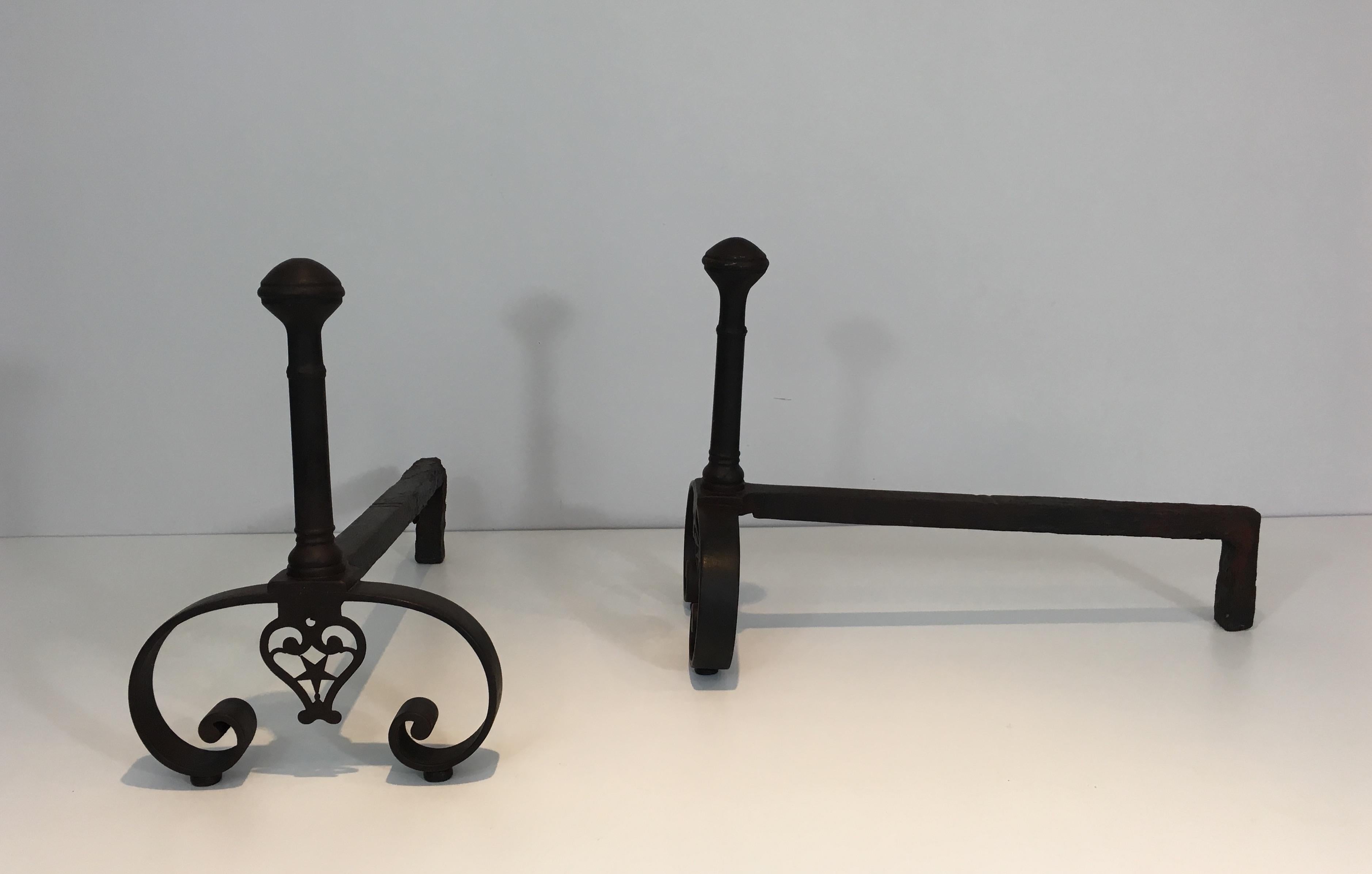 Paire de chenets en fer forgé forgé, style gothique, français, 18ème siècle Bon état - En vente à Marcq-en-Barœul, Hauts-de-France