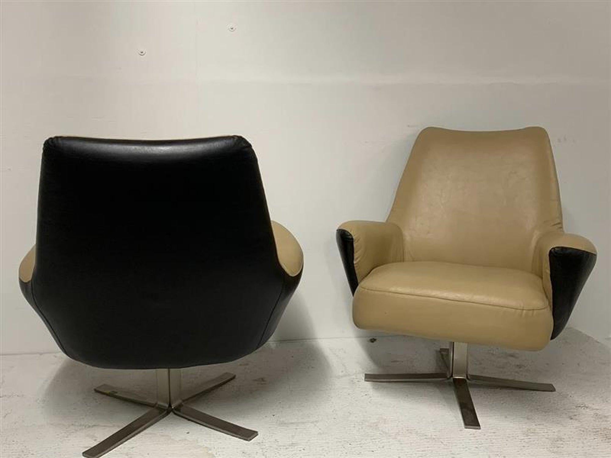 Paire de chaises longues par Gianni Moscatelli pour Formanova Milano, années 1960
Sellerie en cuir fauve et noir 