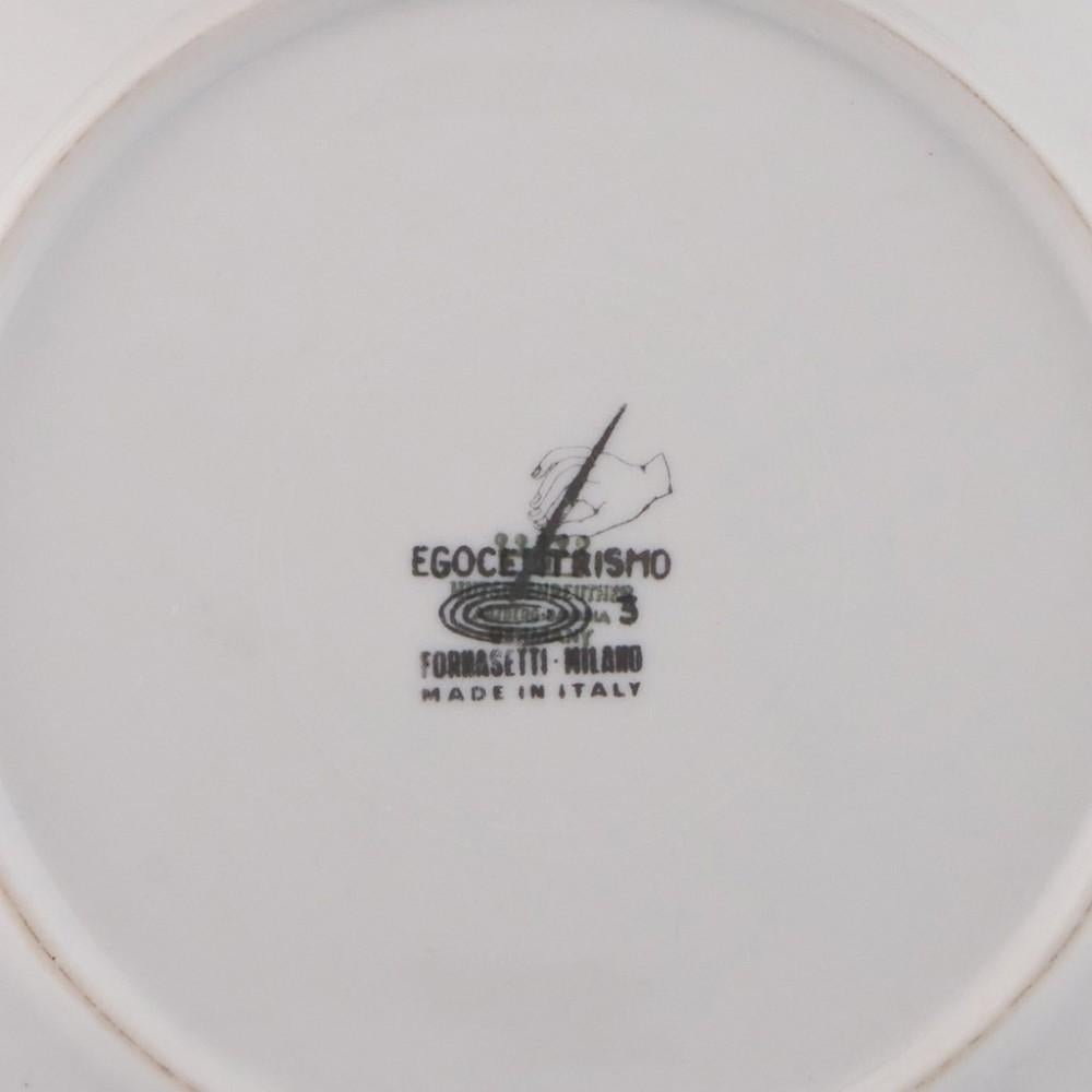 Porcelaine Paire d'assiettes Egocentrismo de Fornasetti, datant d'environ 1960 en vente