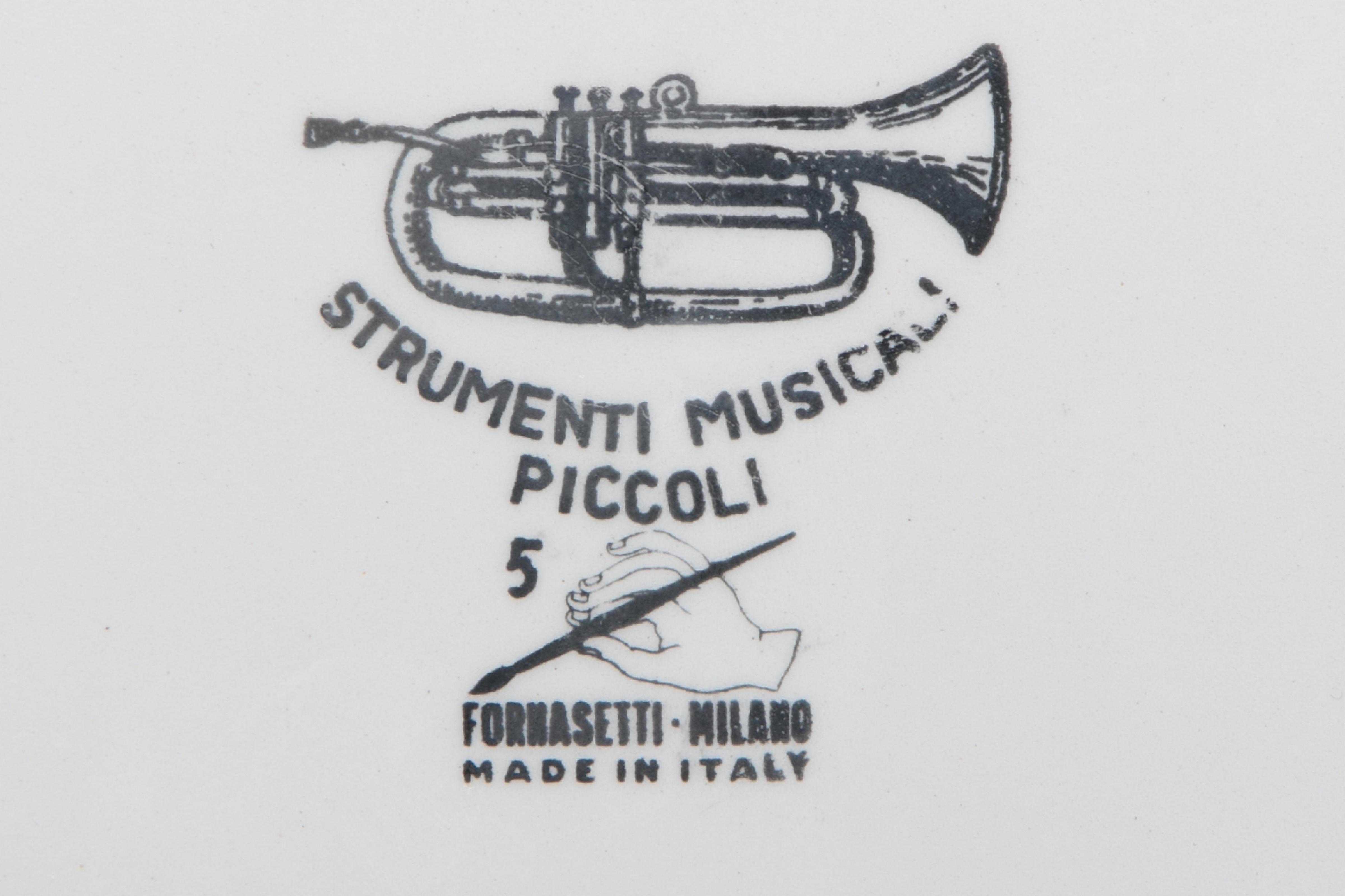Paire d'assiettes italiennes sur le thème des instruments de musique de Fornasetti en vente 11