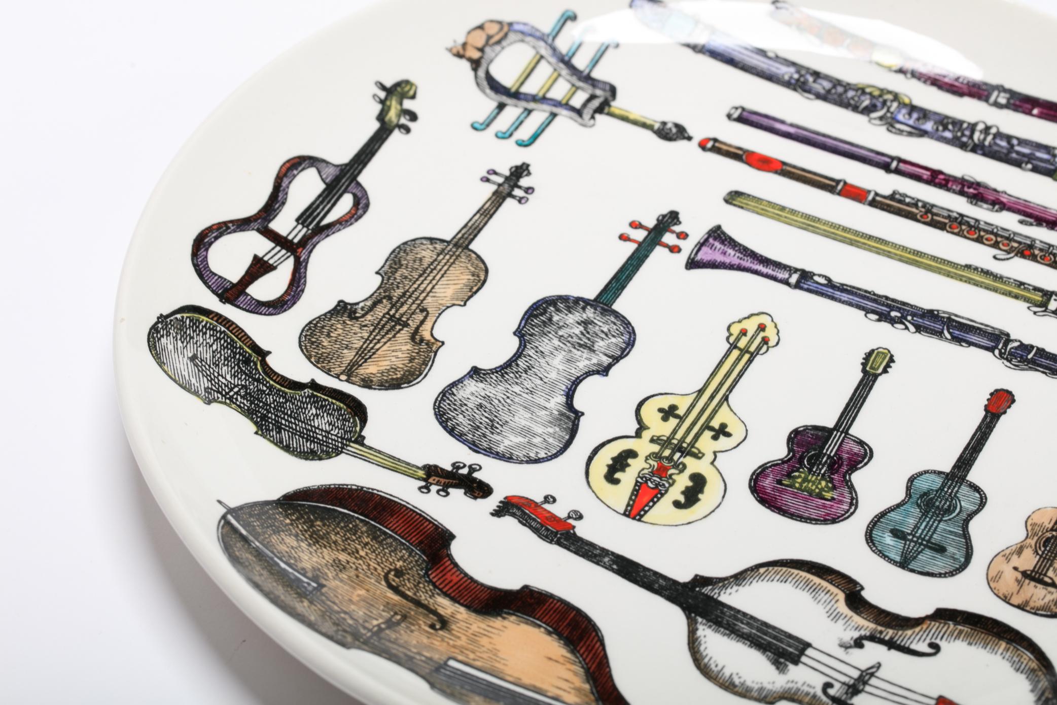 Paire d'assiettes italiennes sur le thème des instruments de musique de Fornasetti en vente 5