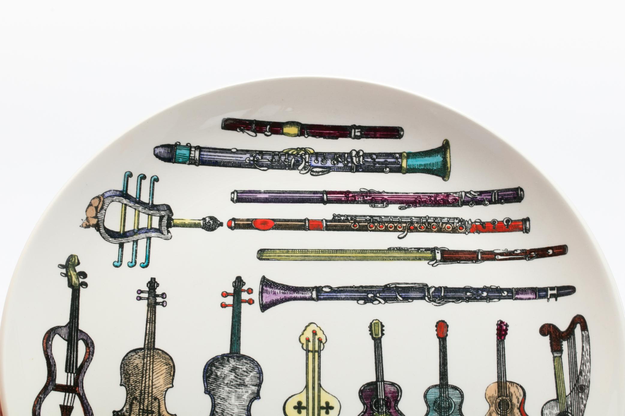 Paire d'assiettes italiennes sur le thème des instruments de musique de Fornasetti en vente 7