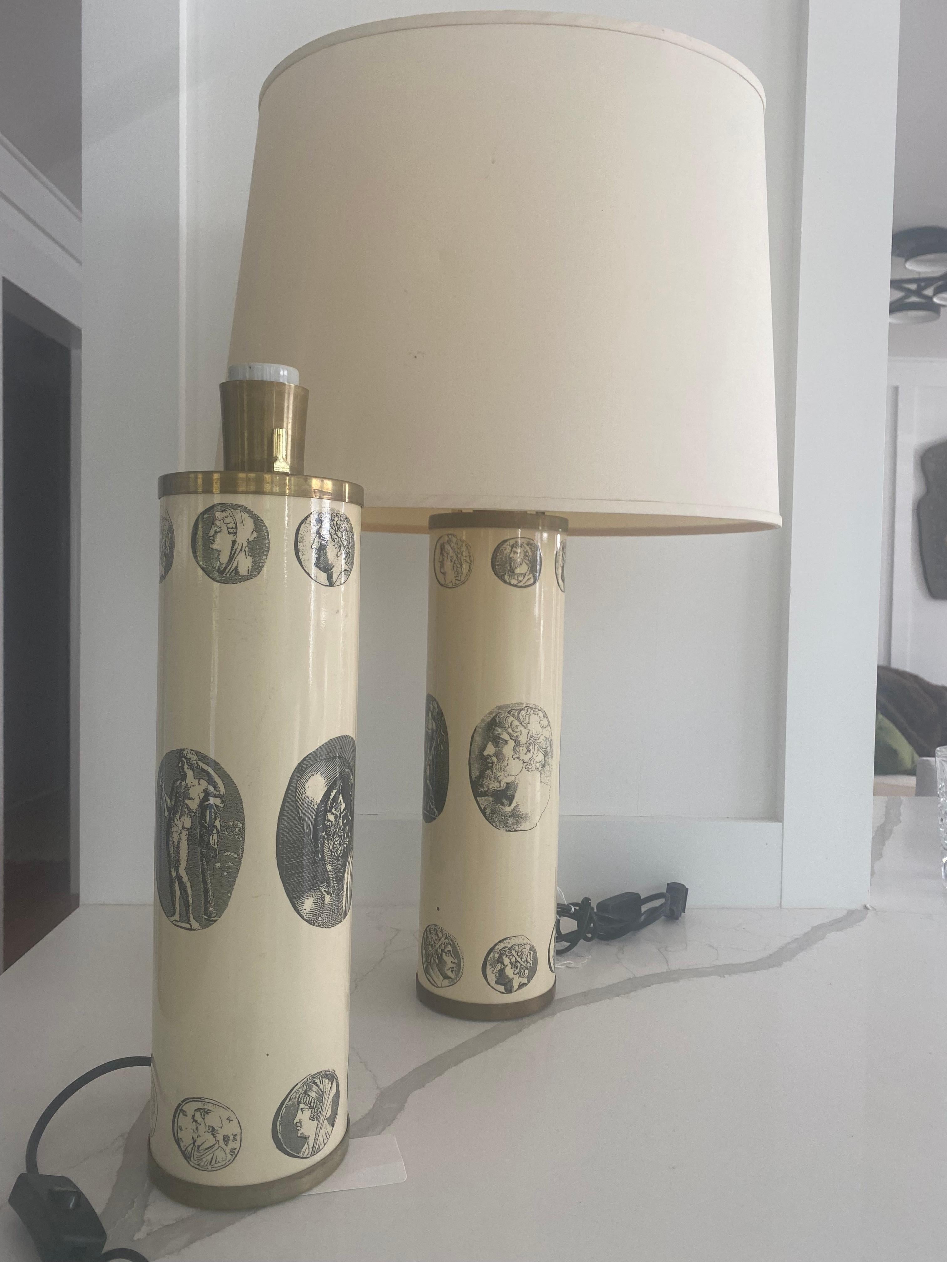 Paar Fornasetti-Tischlampen Cammei Cameo Schwarz mit Weiß Italien Mitte des Jahrhunderts  im Angebot 3