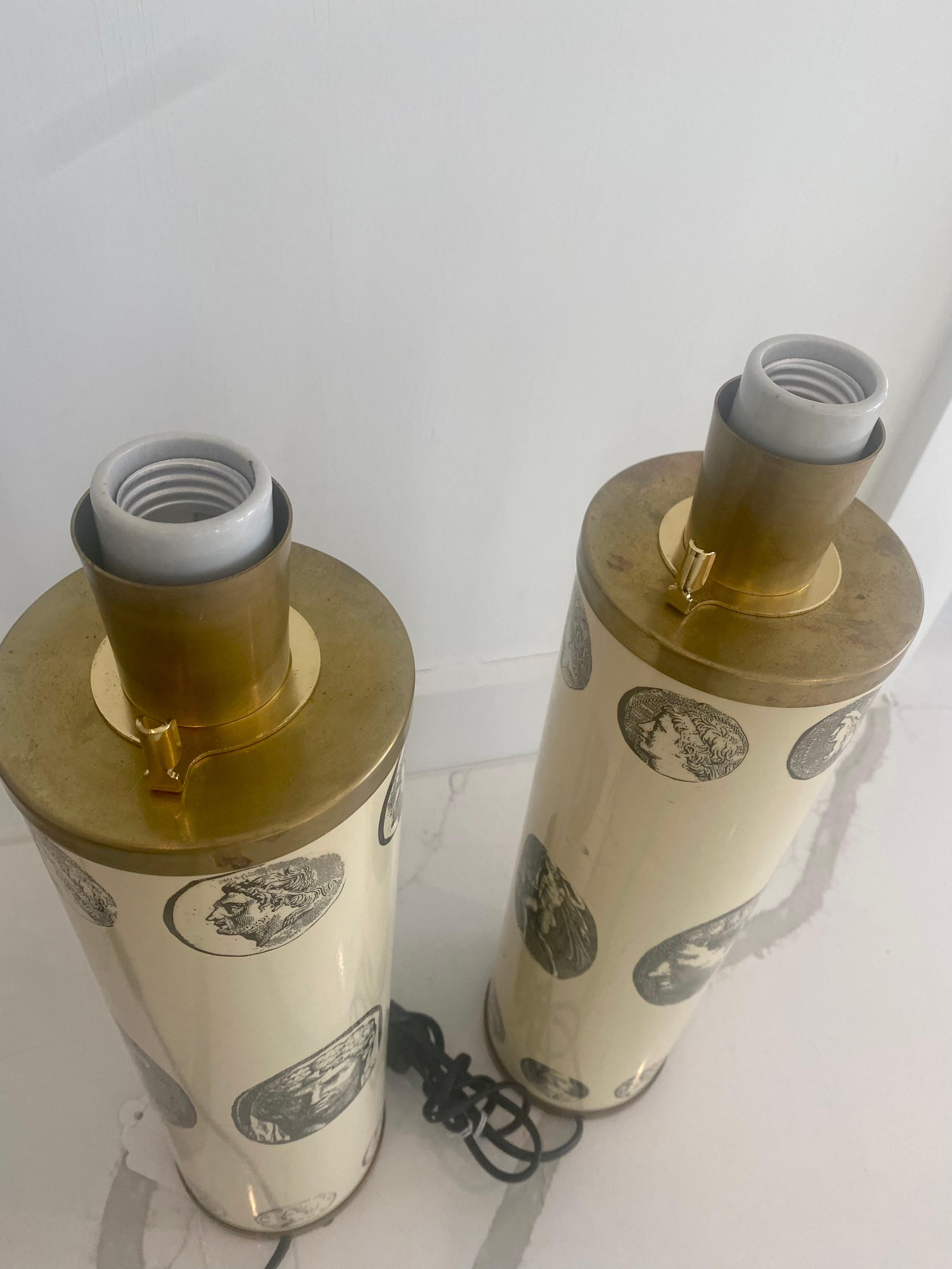Paar Fornasetti-Tischlampen Cammei Cameo Schwarz mit Weiß Italien Mitte des Jahrhunderts  (Italienisch) im Angebot