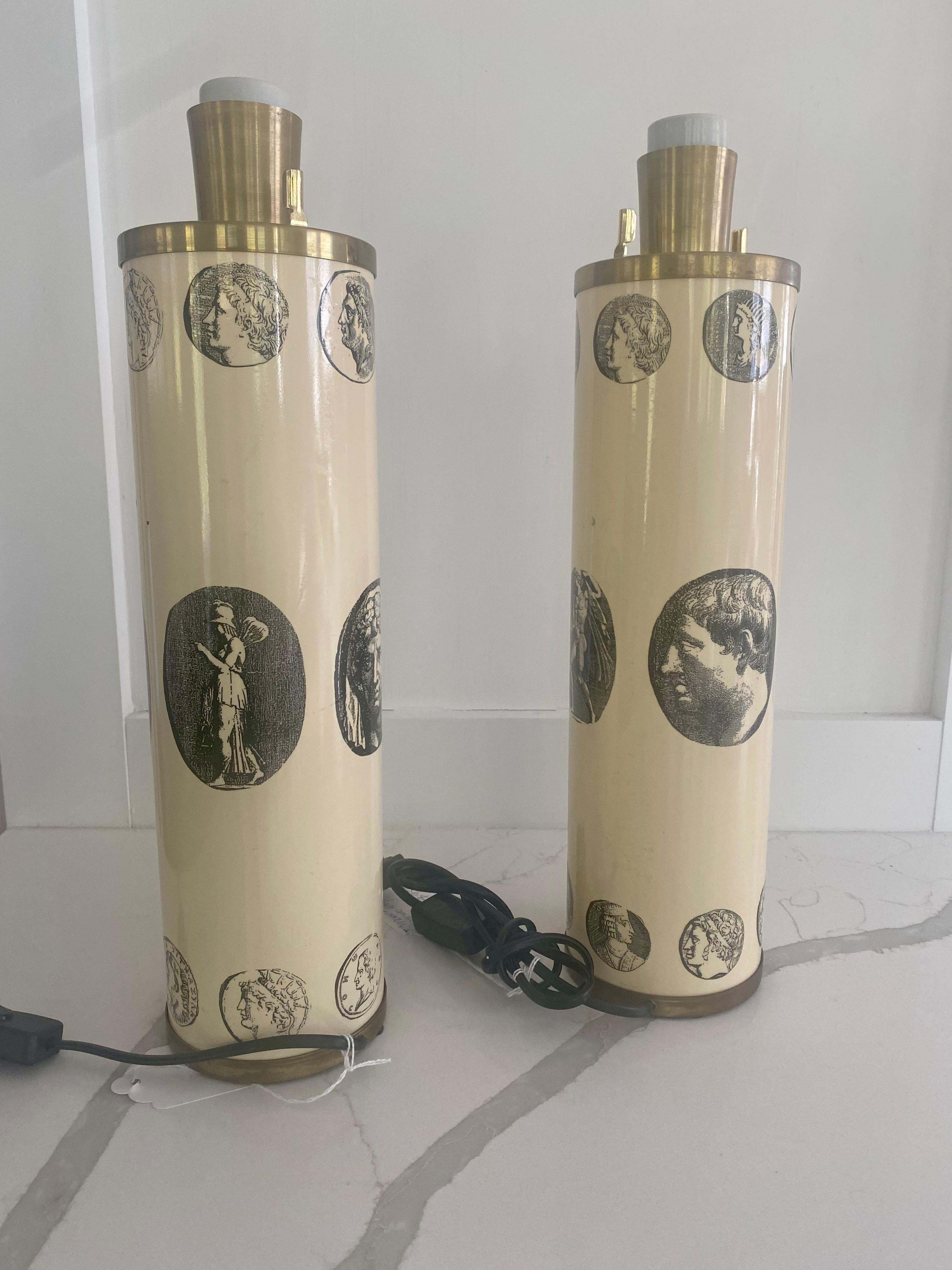 Paar Fornasetti-Tischlampen Cammei Cameo Schwarz mit Weiß Italien Mitte des Jahrhunderts  (Sonstiges) im Angebot