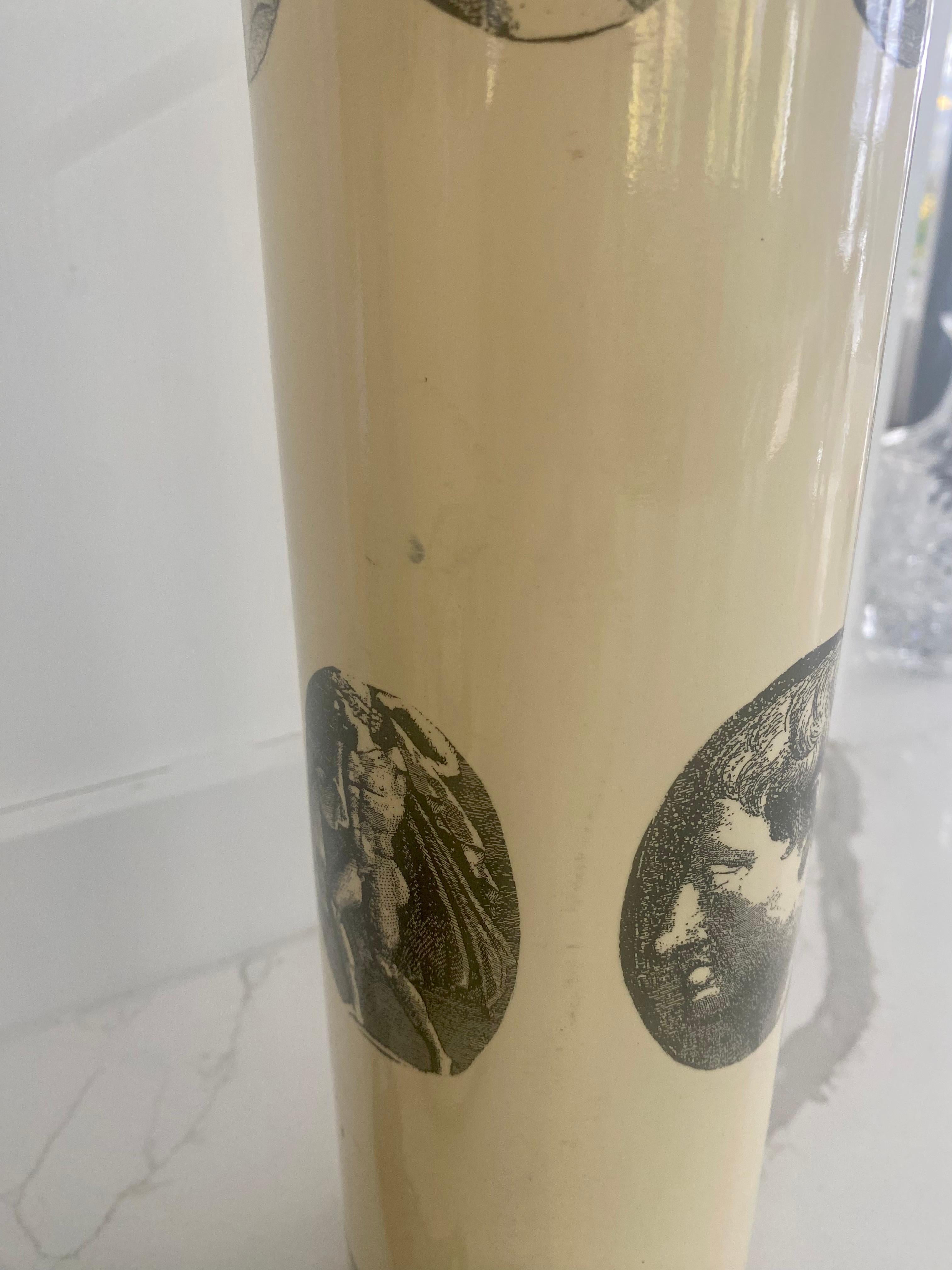 Paar Fornasetti-Tischlampen Cammei Cameo Schwarz mit Weiß Italien Mitte des Jahrhunderts  im Zustand „Relativ gut“ im Angebot in Bridgehampton, NY