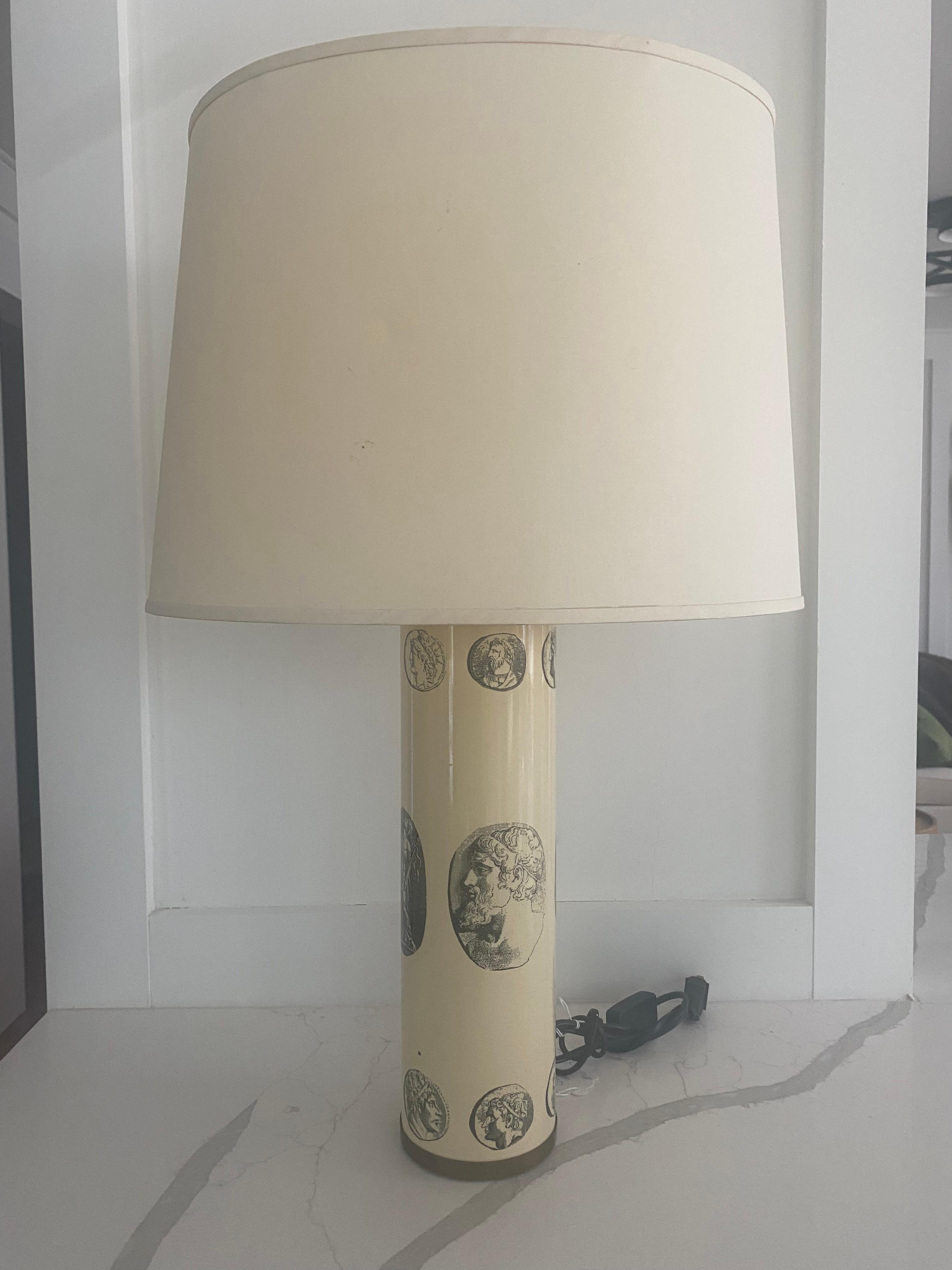 Paar Fornasetti-Tischlampen Cammei Cameo Schwarz mit Weiß Italien Mitte des Jahrhunderts  im Angebot 1