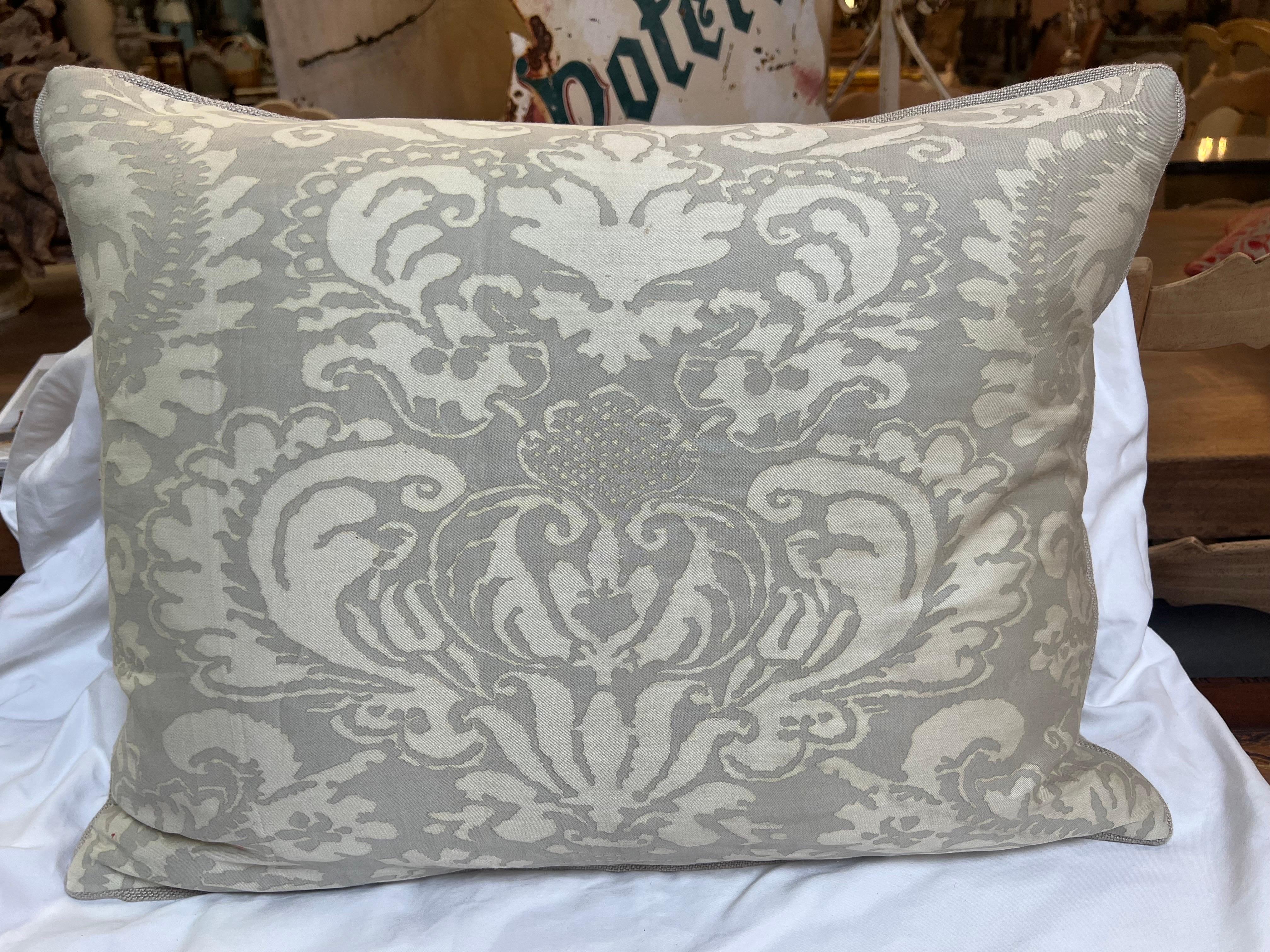 Pair of Fortuny Corona Patterned Pillows 3