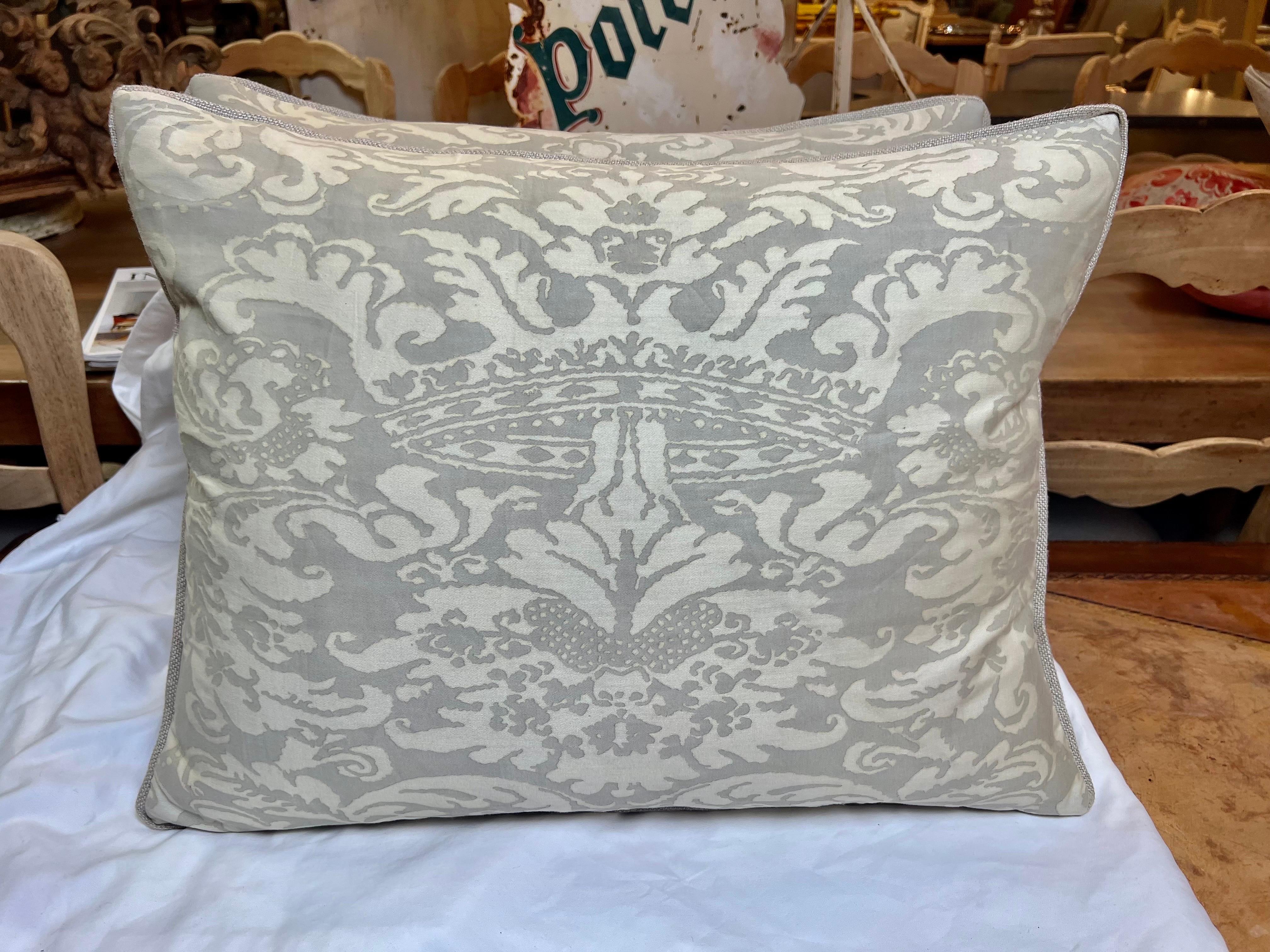 20th Century Pair of Fortuny Corona Patterned Pillows For Sale
