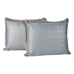 Paire de coussins Fortuny en bleu et or argenté à motif Ashanti
