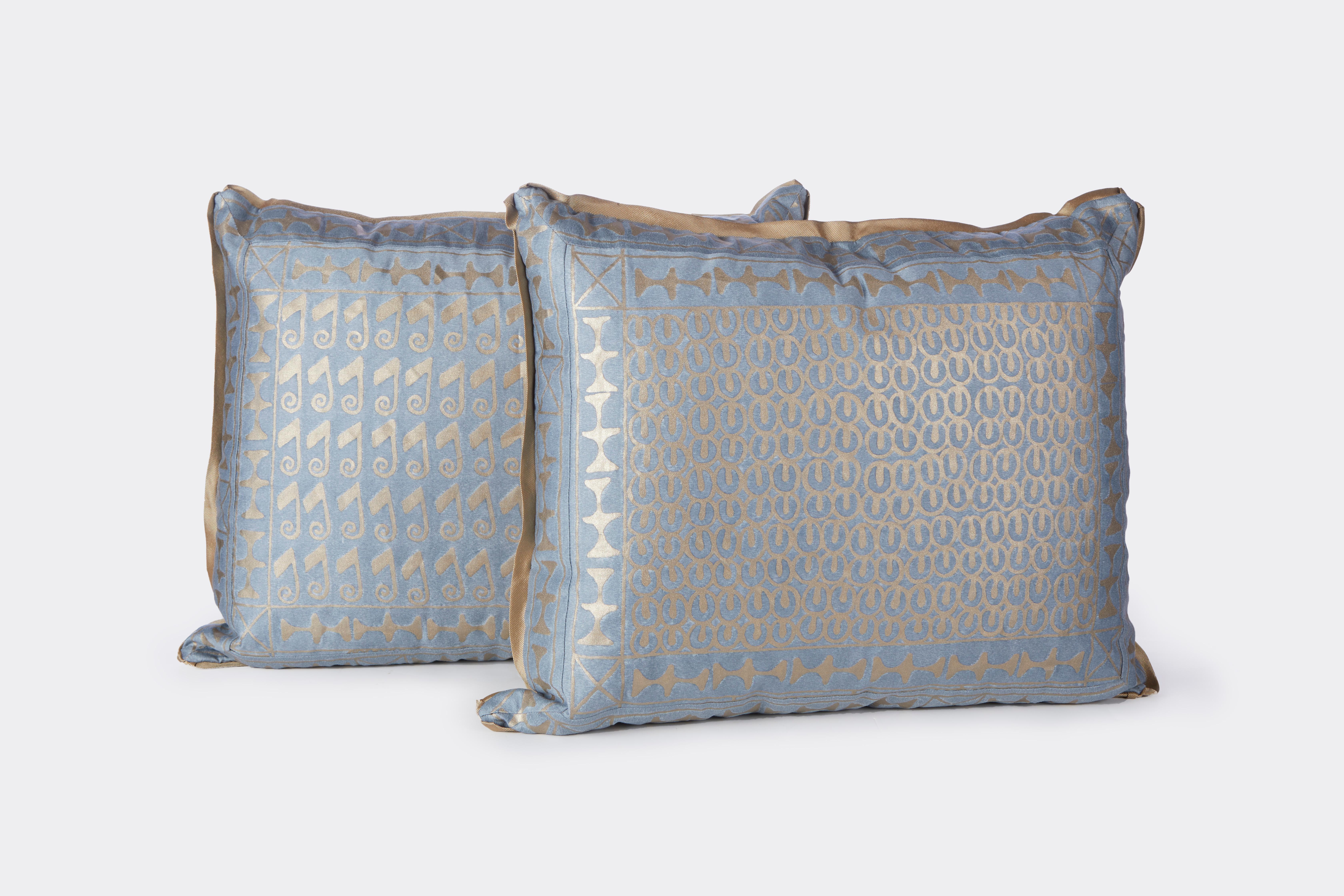 Pair of Fortuny Cushions in Blue and Silvery Gold Ashanti Pattern Final Sale In New Condition In New York, NY