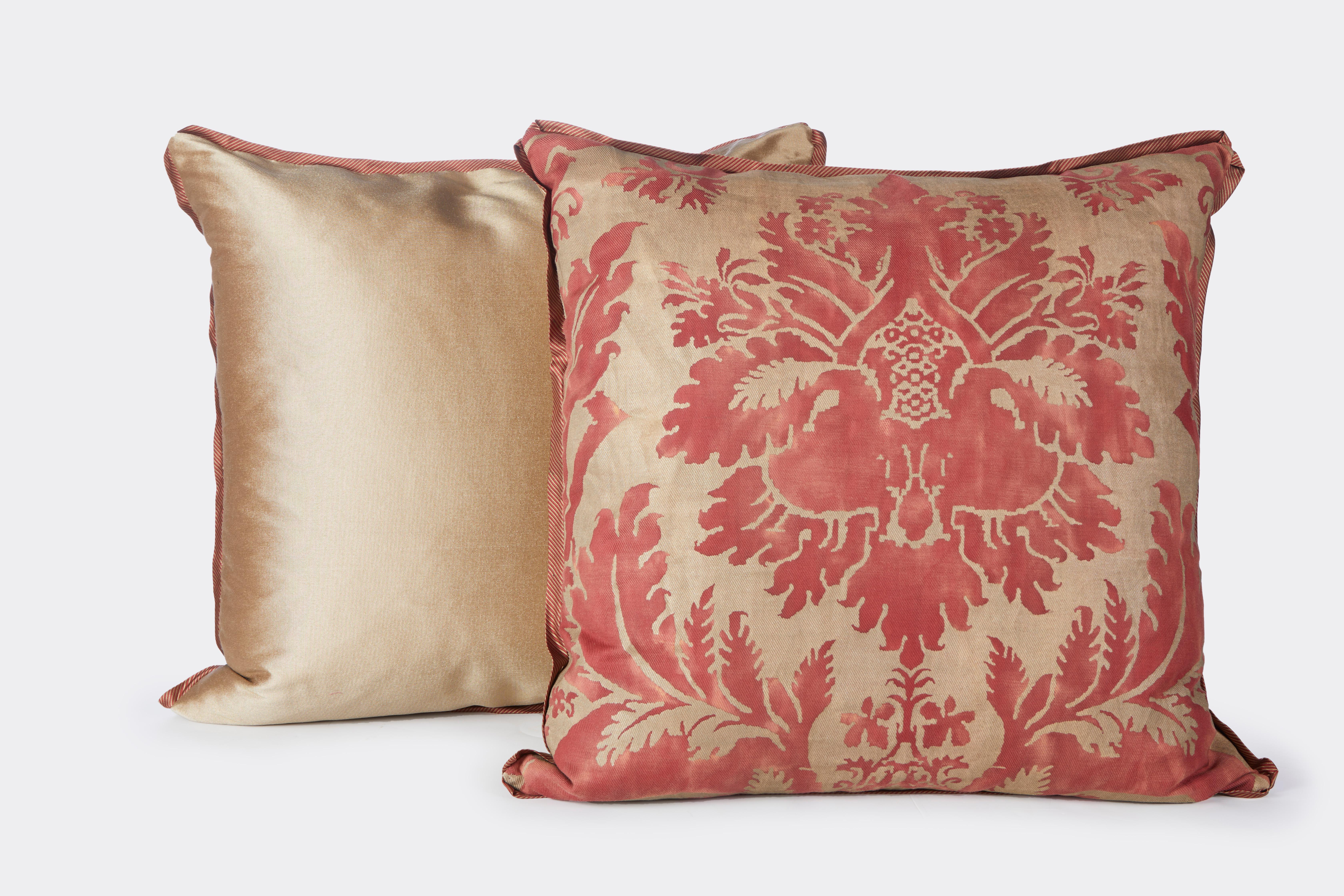 Pair of Fortuny Cushions in Rust and Gold Texture Glicine Fabric In New Condition For Sale In New York, NY