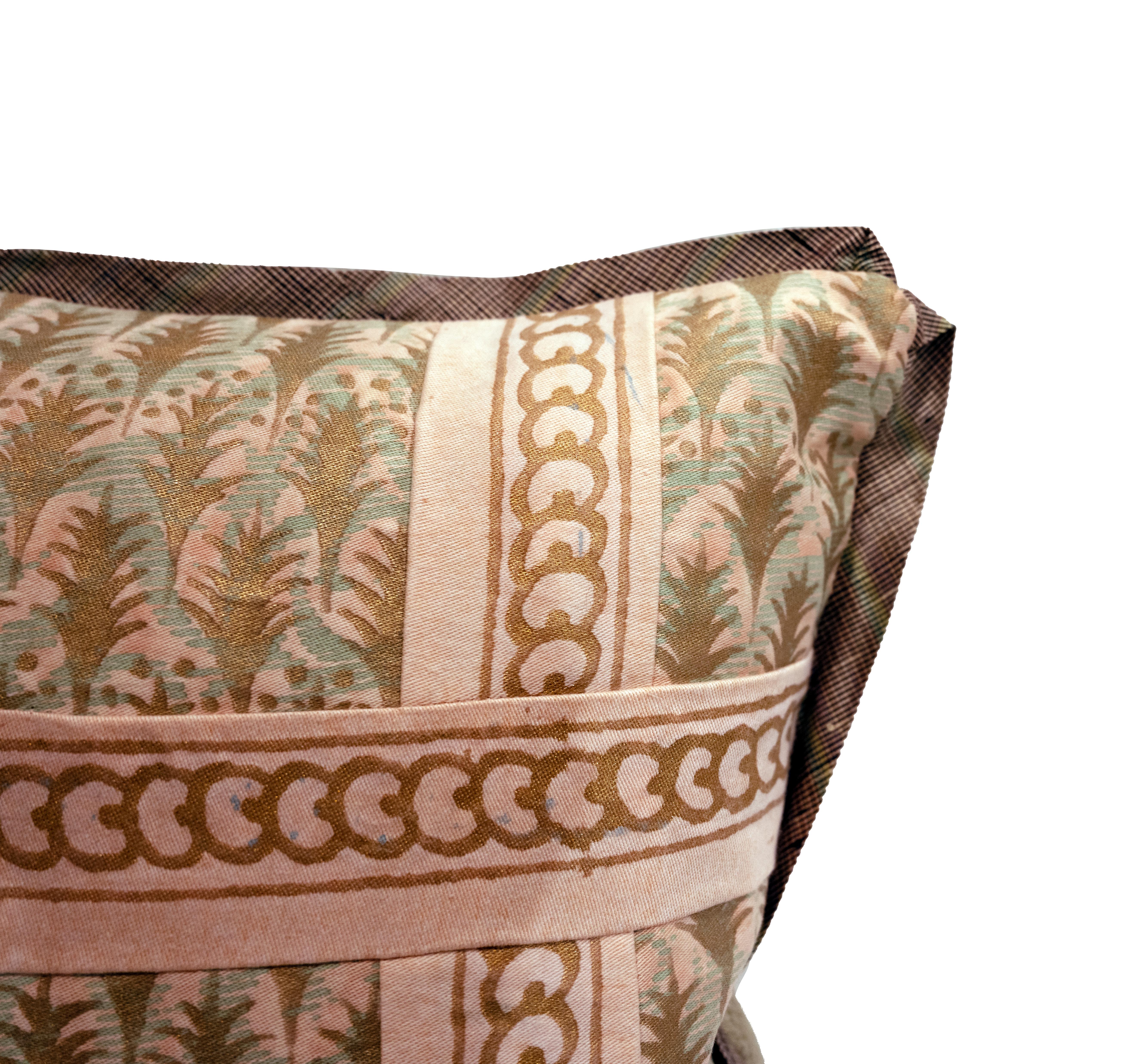Appliqué Pair of Fortuny Cushions in the Puimette Pattern in vendita