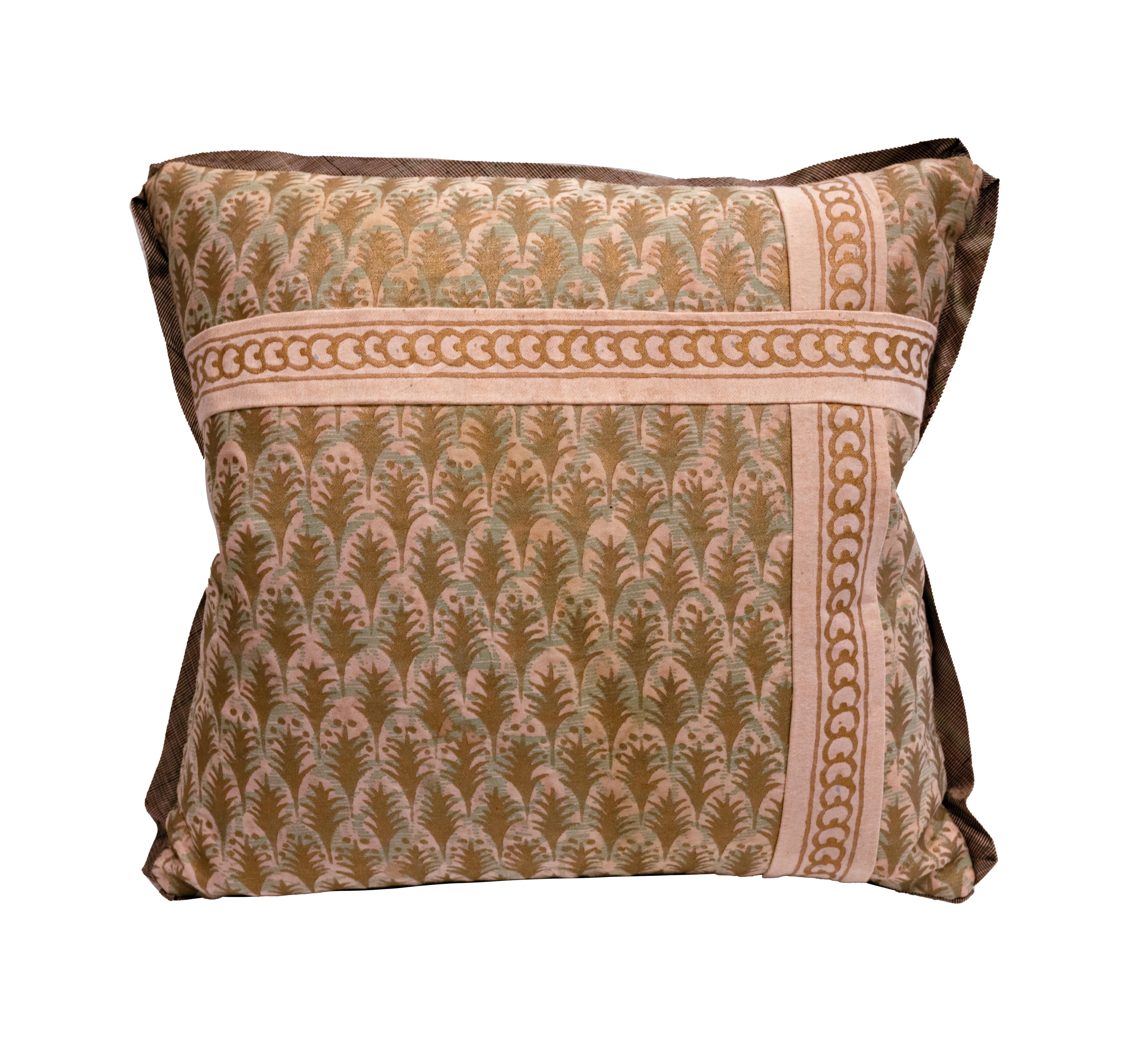 Pair of Fortuny Cushions in the Puimette Pattern In condizioni Nuovo in vendita a New York, NY