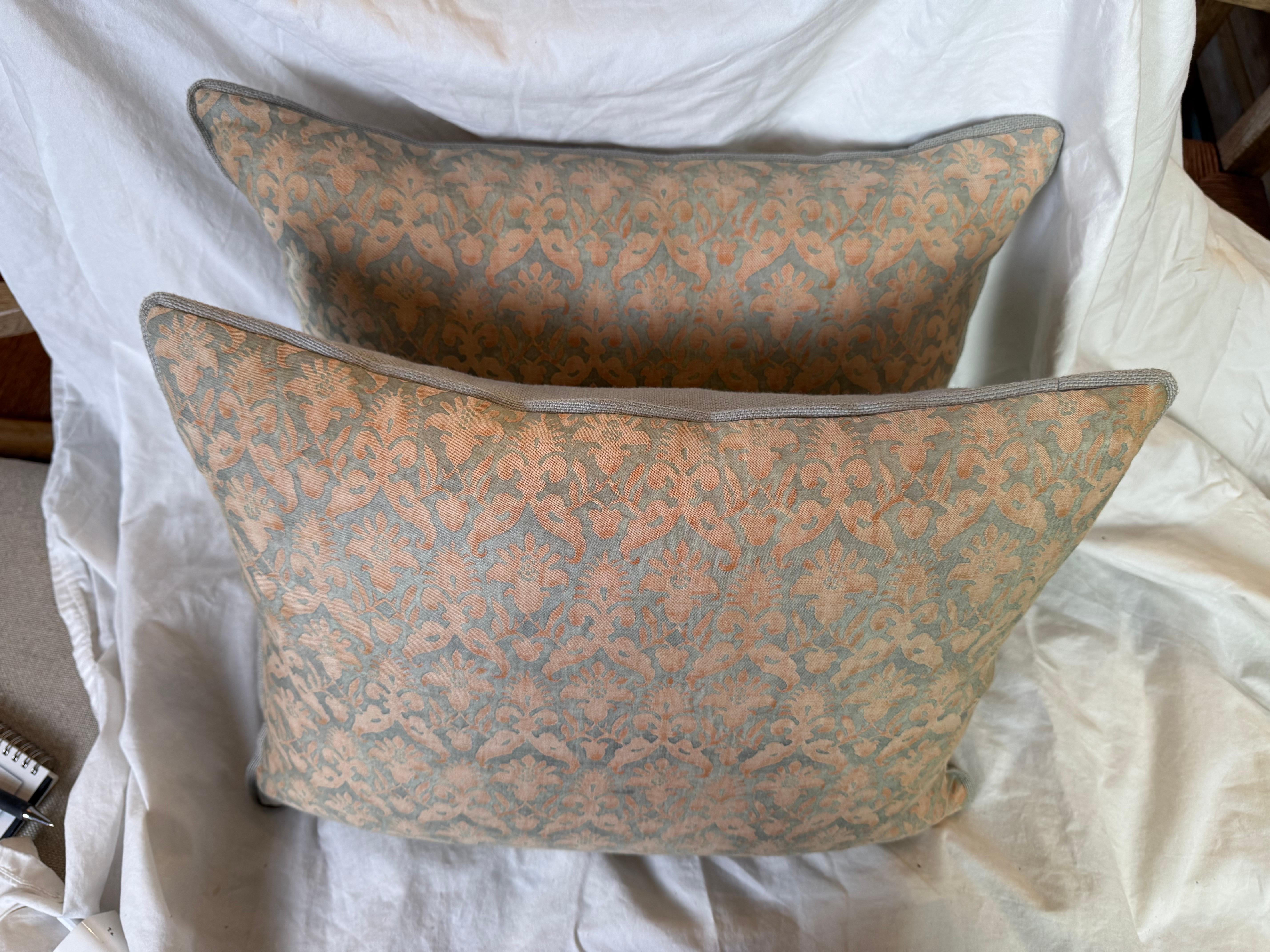 XXIe siècle et contemporain Paire de coussins à motifs 
