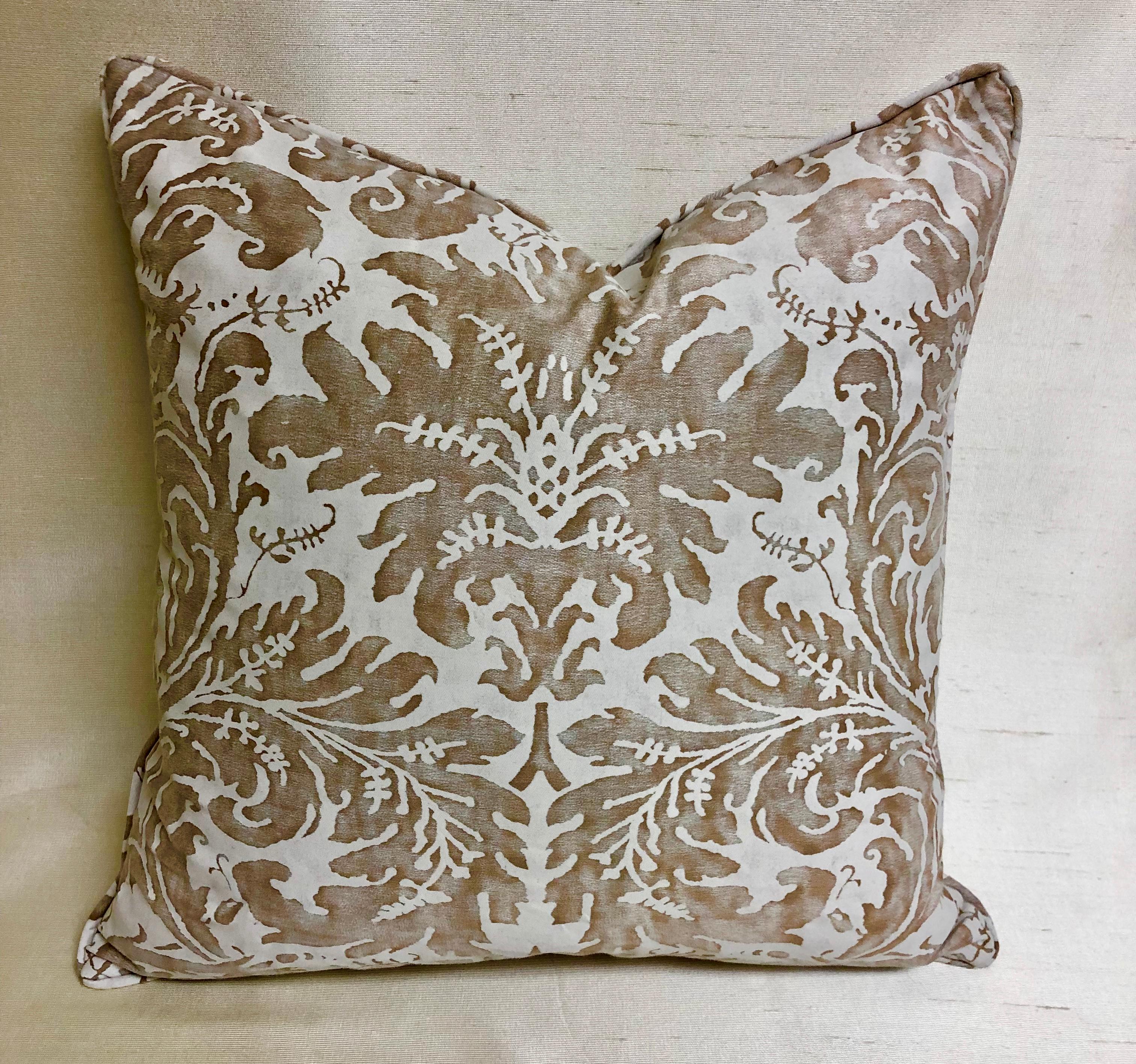 Decorative pair of down-filled Fortuny cushions in the 