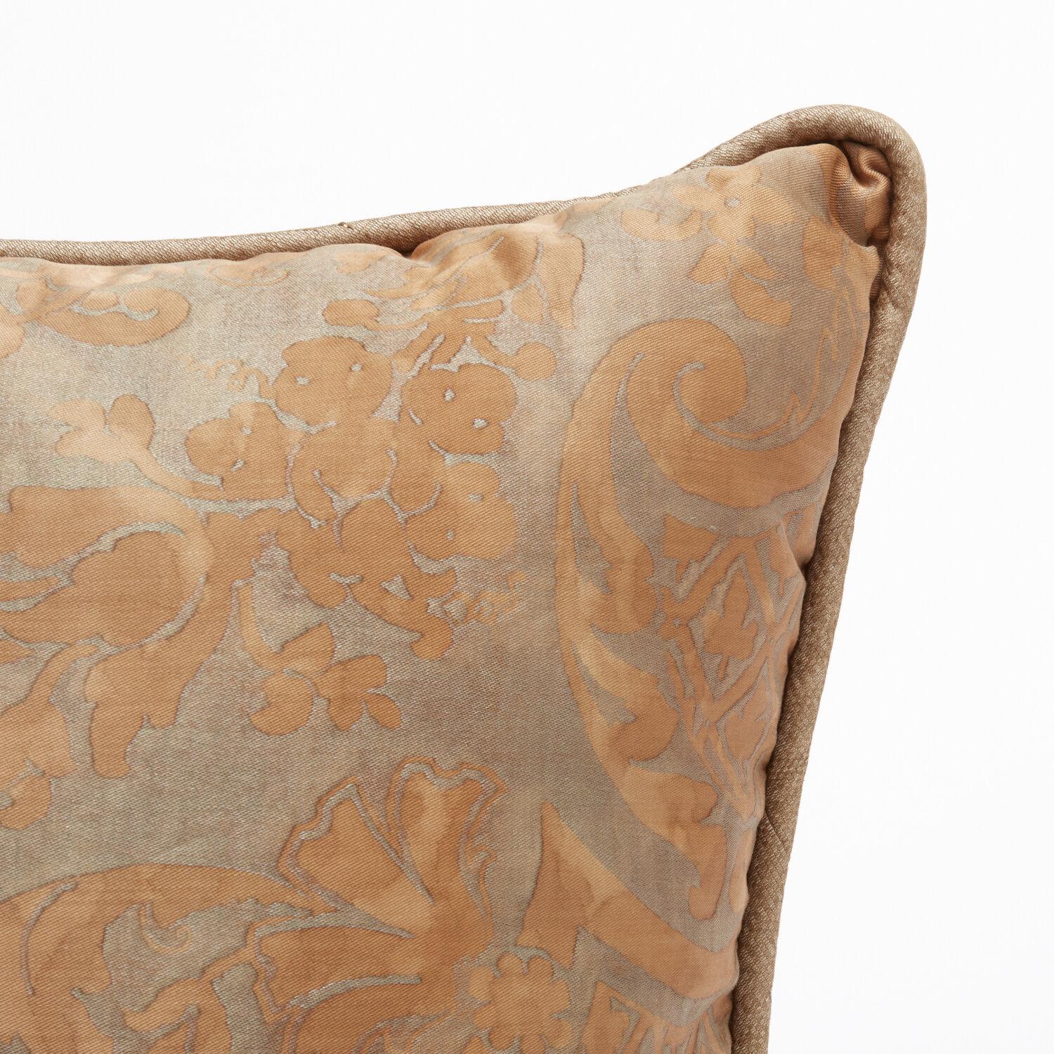 Pair of Fortuny Fabric Cushions in the Carnavalet Pattern In New Condition For Sale In New York, NY