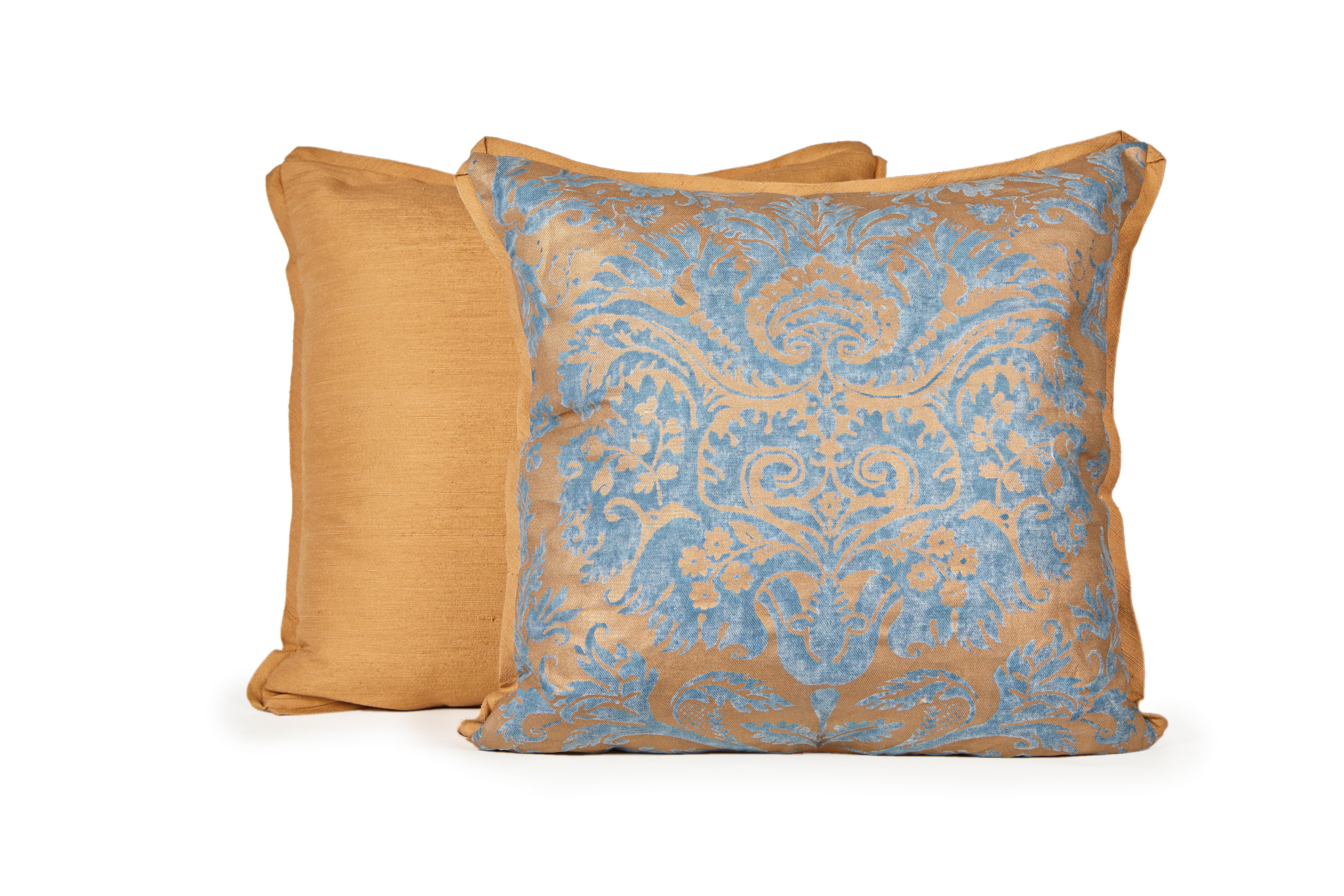 Ein Paar Fortuny-Stoffkissen mit Demedici-Muster, silbrig-goldener und blauer Farbgebung, schräger Seidenrand und goldene Seidenmischung auf der Rückseite. Das Muster, ein italienisches Design aus dem 17. Jahrhundert, ist nach der berühmten