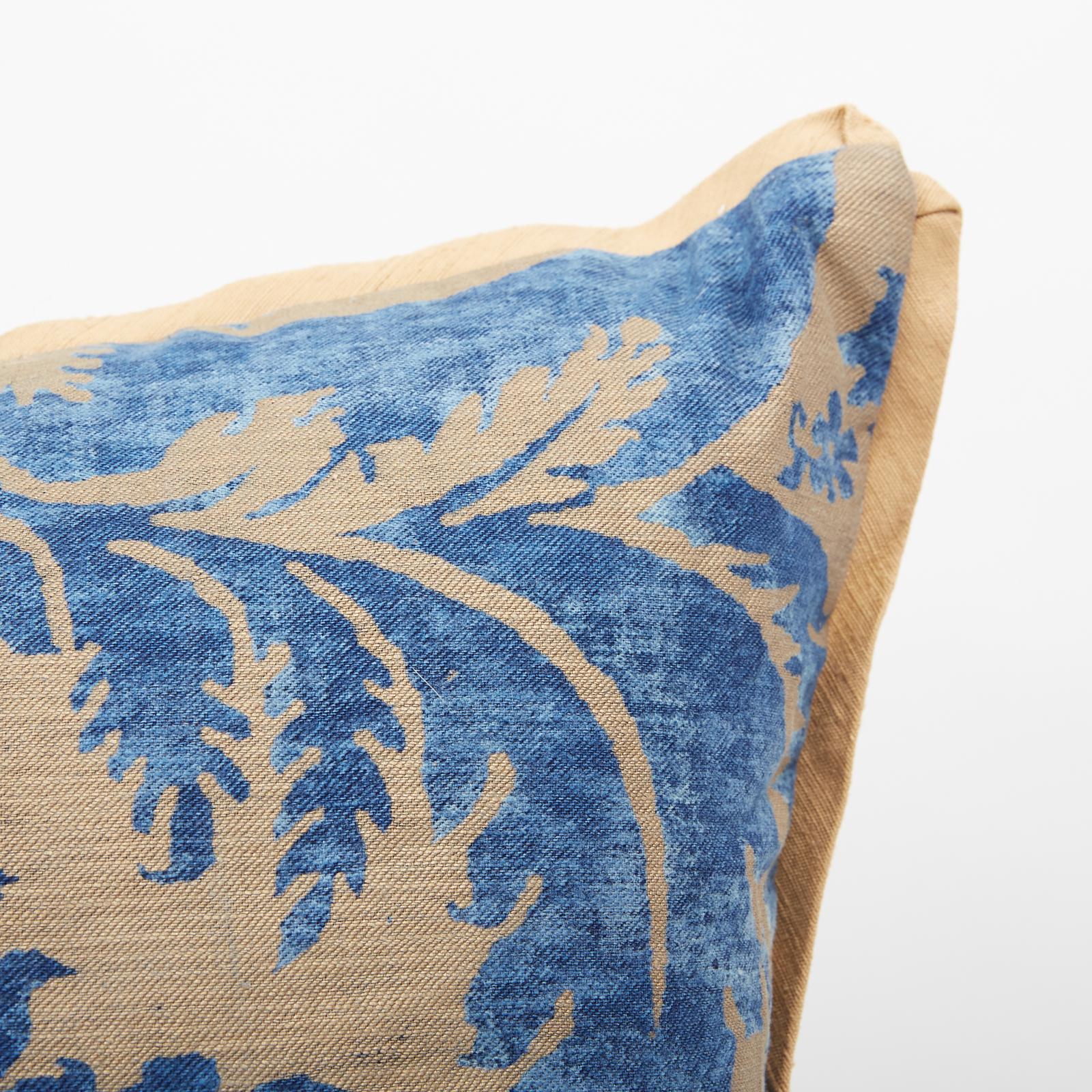 Paire de coussins en tissu Fortuny avec bordures en biais. Le motif est un dessin italien du XVIIe siècle avec un motif de glycine. Réalisé à l'aide d'un tissu Fortuny d'époque, circa 1940.
50 duvet/50 plumes.
  