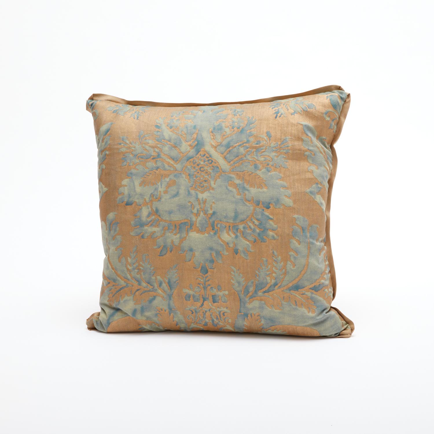Pair of Fortuny Fabric Cushions in the Glicine Pattern In New Condition In New York, NY