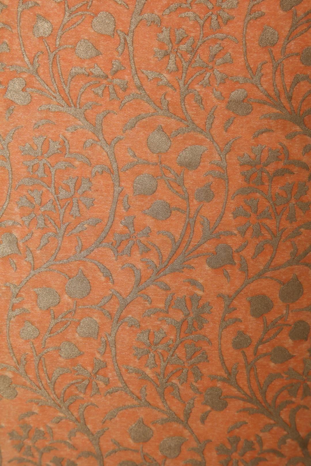 Une paire de coussins en tissu Fortuny dans le motif Granada, de couleur pêche et or argenté, avec des bordures en biais en soie et un support en mélange de soie. Le motif, un design espagnol moderne, est nommé d'après le lieu de naissance de