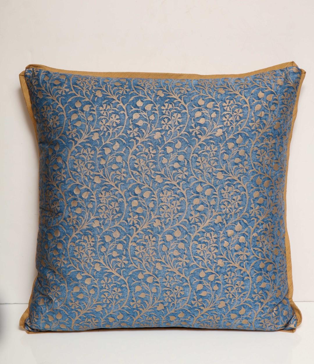 Pair of Fortuny Fabric Cushions in the Granada Pattern In New Condition In New York, NY