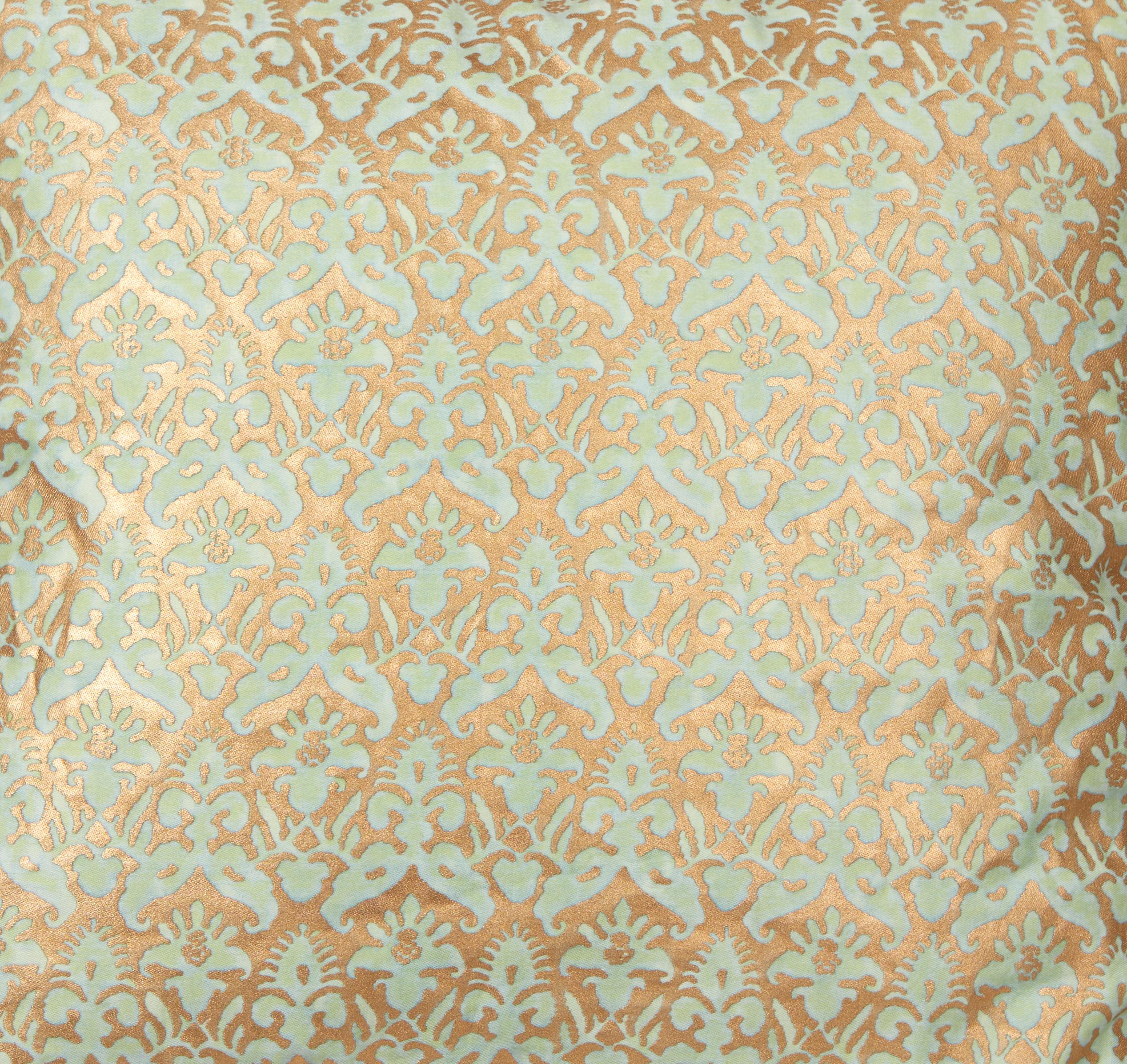 Ein Paar Fortuny-Stoffkissen mit Delfino-Muster, aquamarin und goldfarben, mit Schrägbandeinfassung aus Seide. Das Muster ist ein französisches Design aus dem 17. Jahrhundert im Stil von Louis XIII. Neu hergestellt aus altem Fortuny-Stoff. einlage