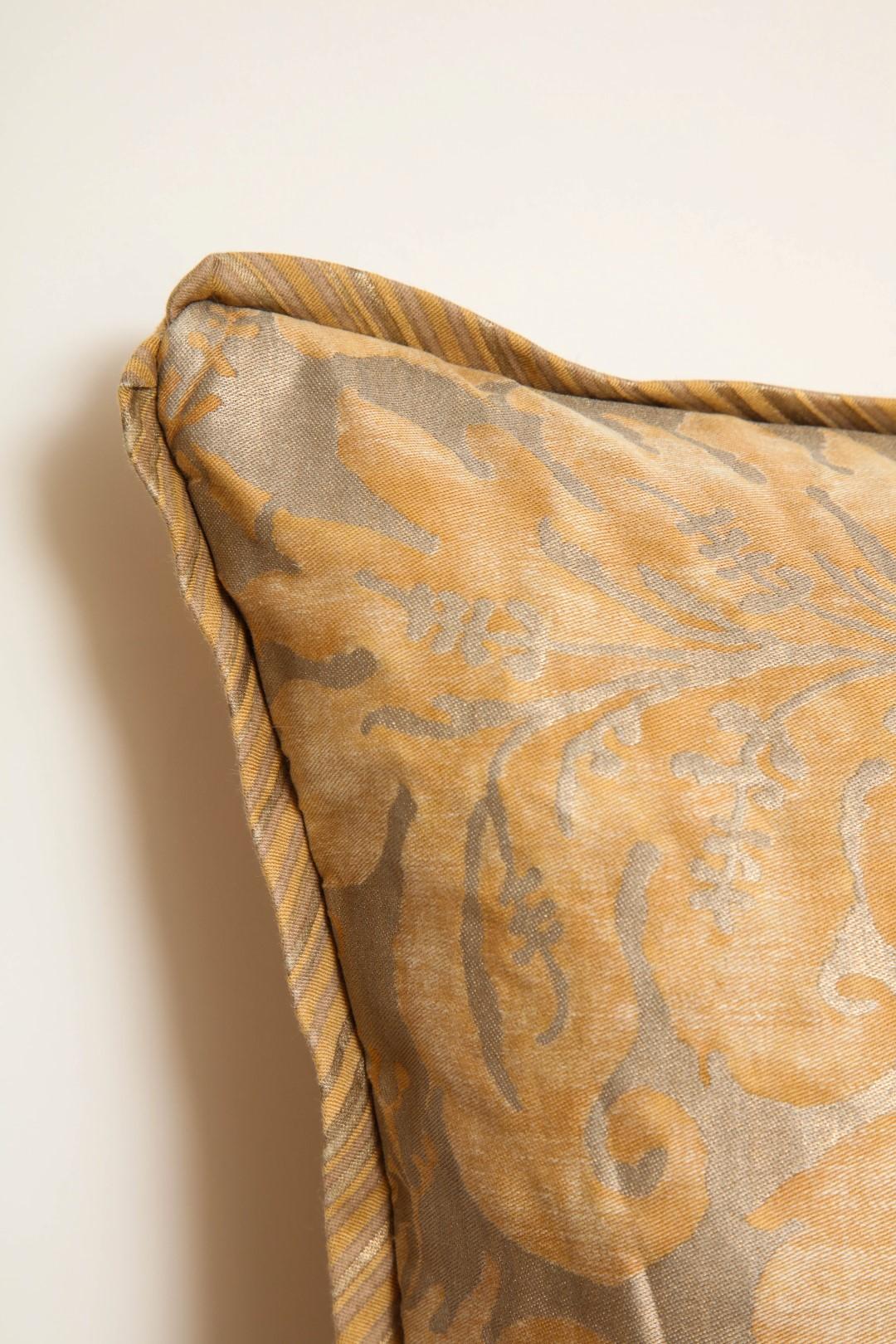 Pair of Fortuny Fabric Cushions in the Lucrezia Pattern In Excellent Condition In New York, NY