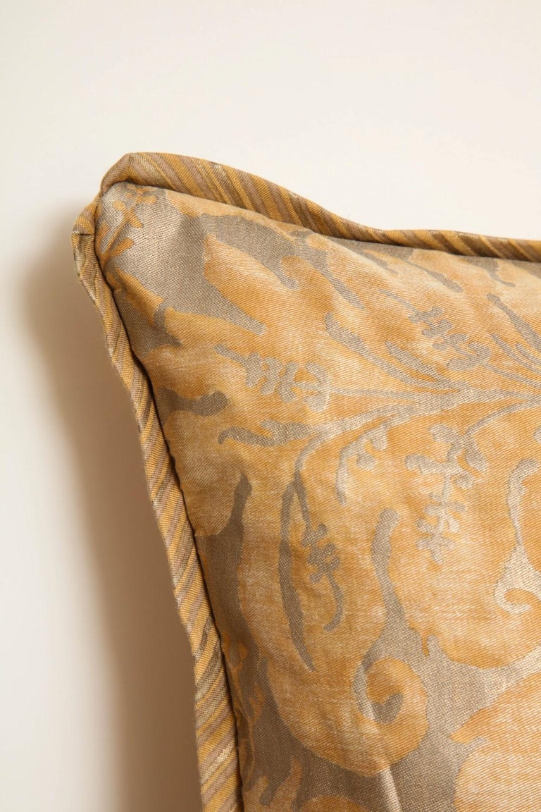 Pair of Fortuny Fabric Cushions in the Lucrezia Pattern In Excellent Condition For Sale In New York, NY