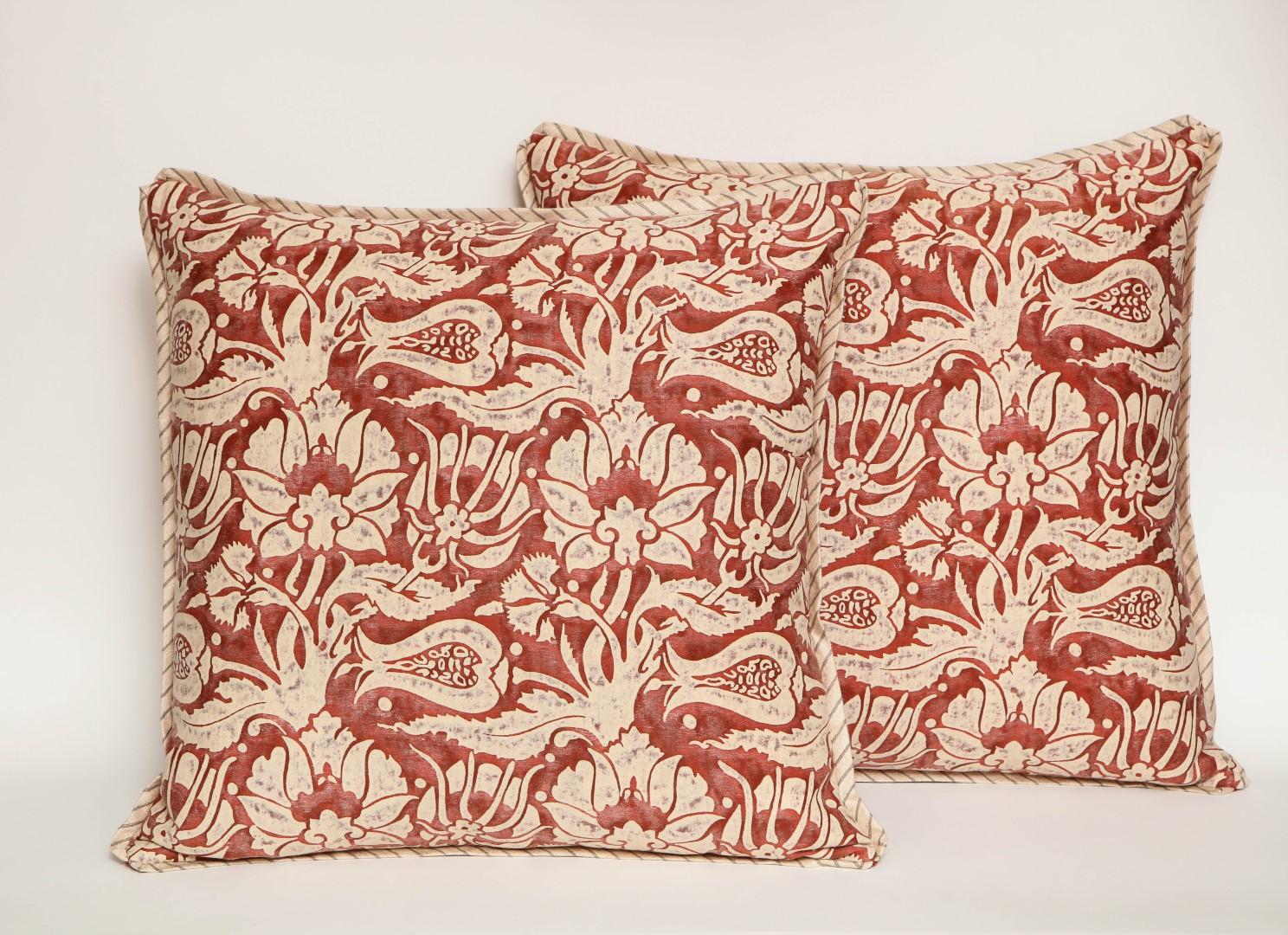 A pair of Fortuny fabric cushions in the Melagrana pattern, red and white color way with striped silk bias edging, the pattern, a Persian inspired design.

50 down/50 feather insert 

Newly made using rare and early discontinued Fortuny fabric.