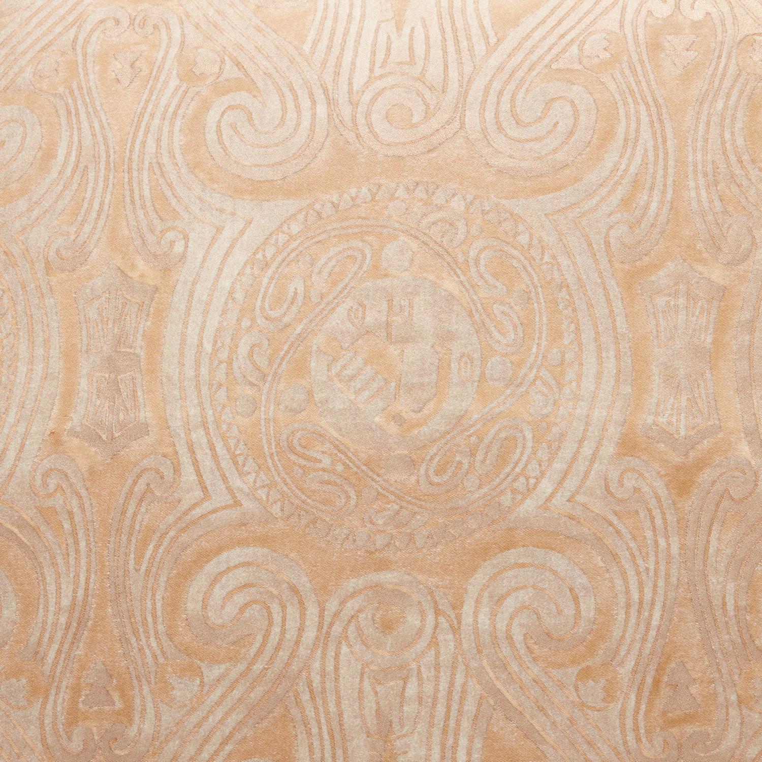 Ein Paar Fortuny-Stoffkissen im Peruviano-Muster, hellbraun und silbrig-goldfarben, mit Seidenschrägband und goldfarbener Seidenunterlage. Das Muster ist ein peruanisch inspiriertes Design mit Schneckenmotiv. 

Neu gefertigt mit altem