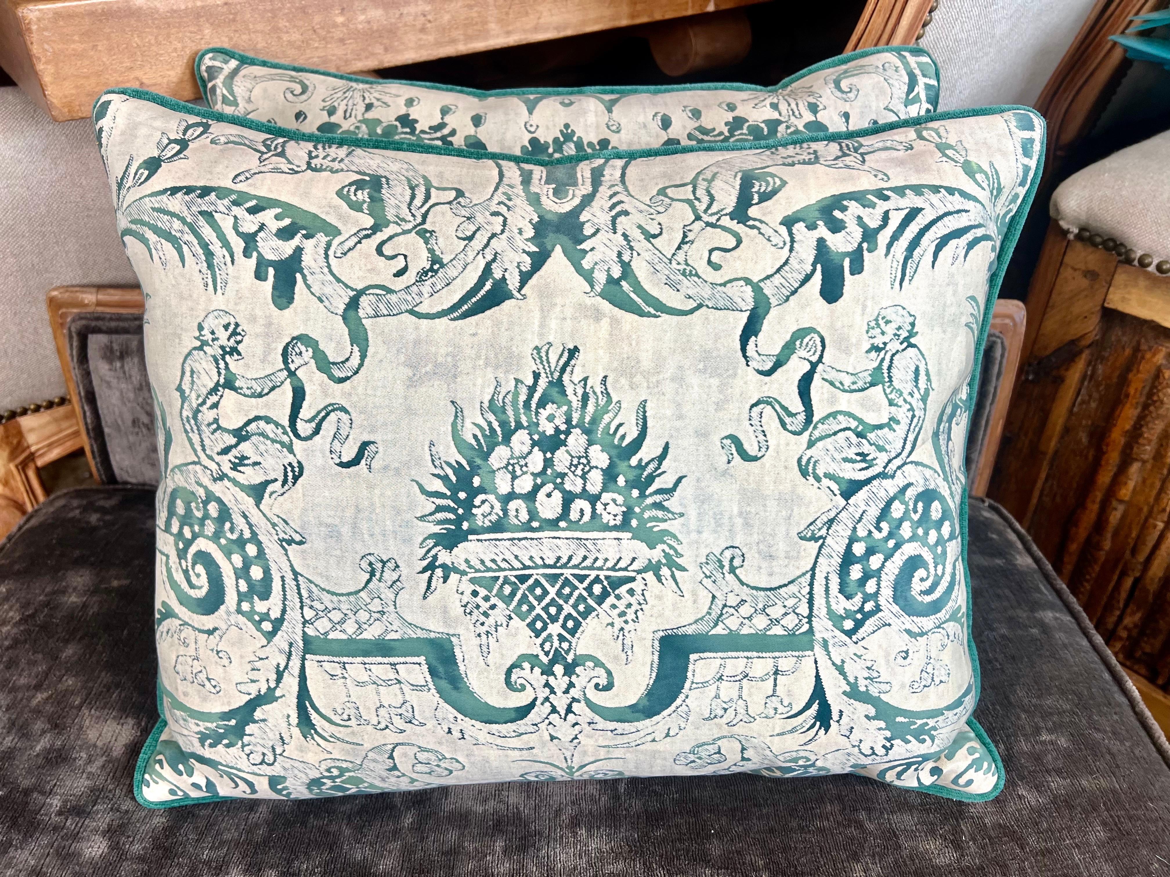 20th Century Pair of Fortuny Manzianno Patterned Pillows in Peacock & Beige For Sale