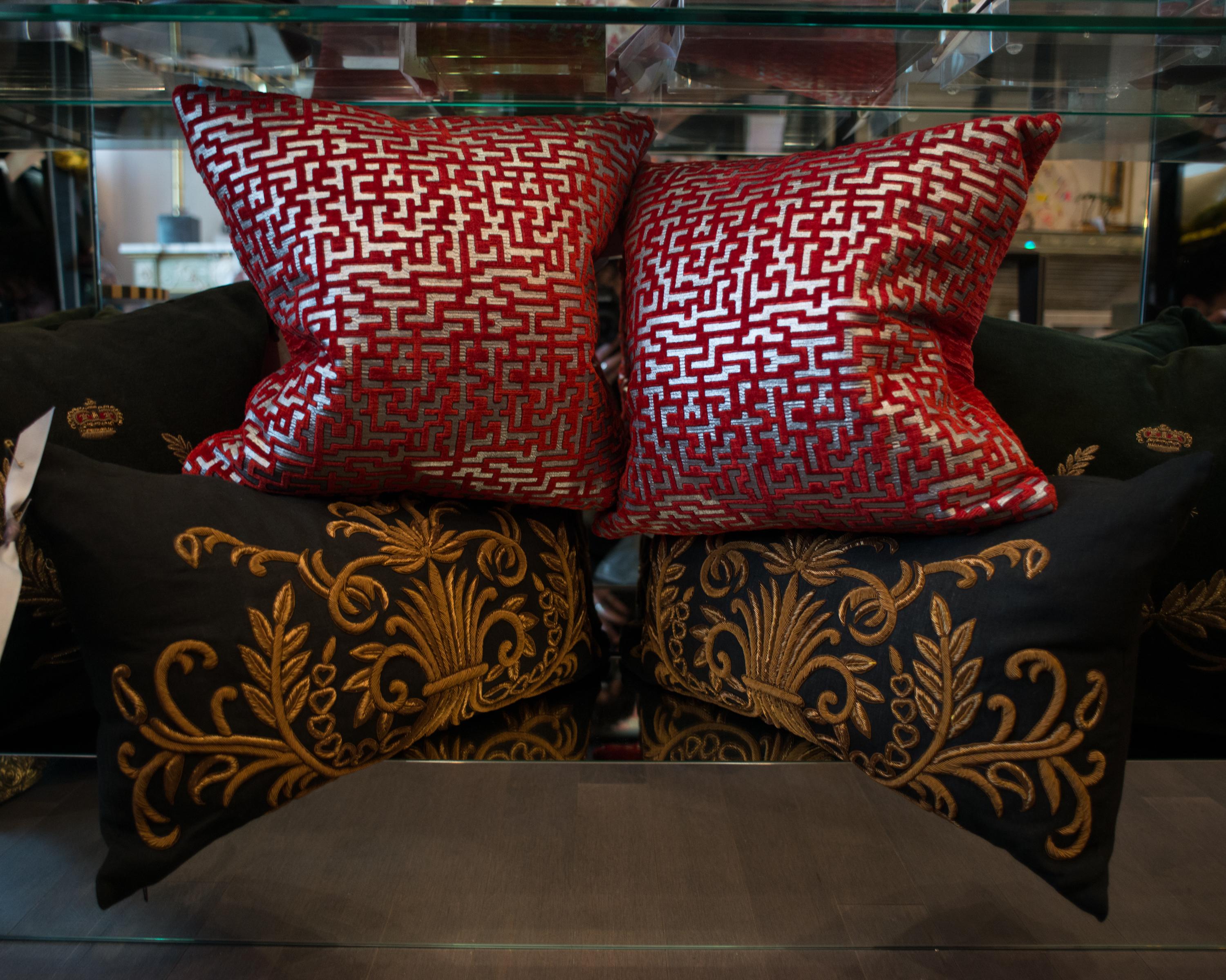 Paire de coussins en velours de soie rouge et argenté Fortuny Neuf - En vente à Toronto, ON