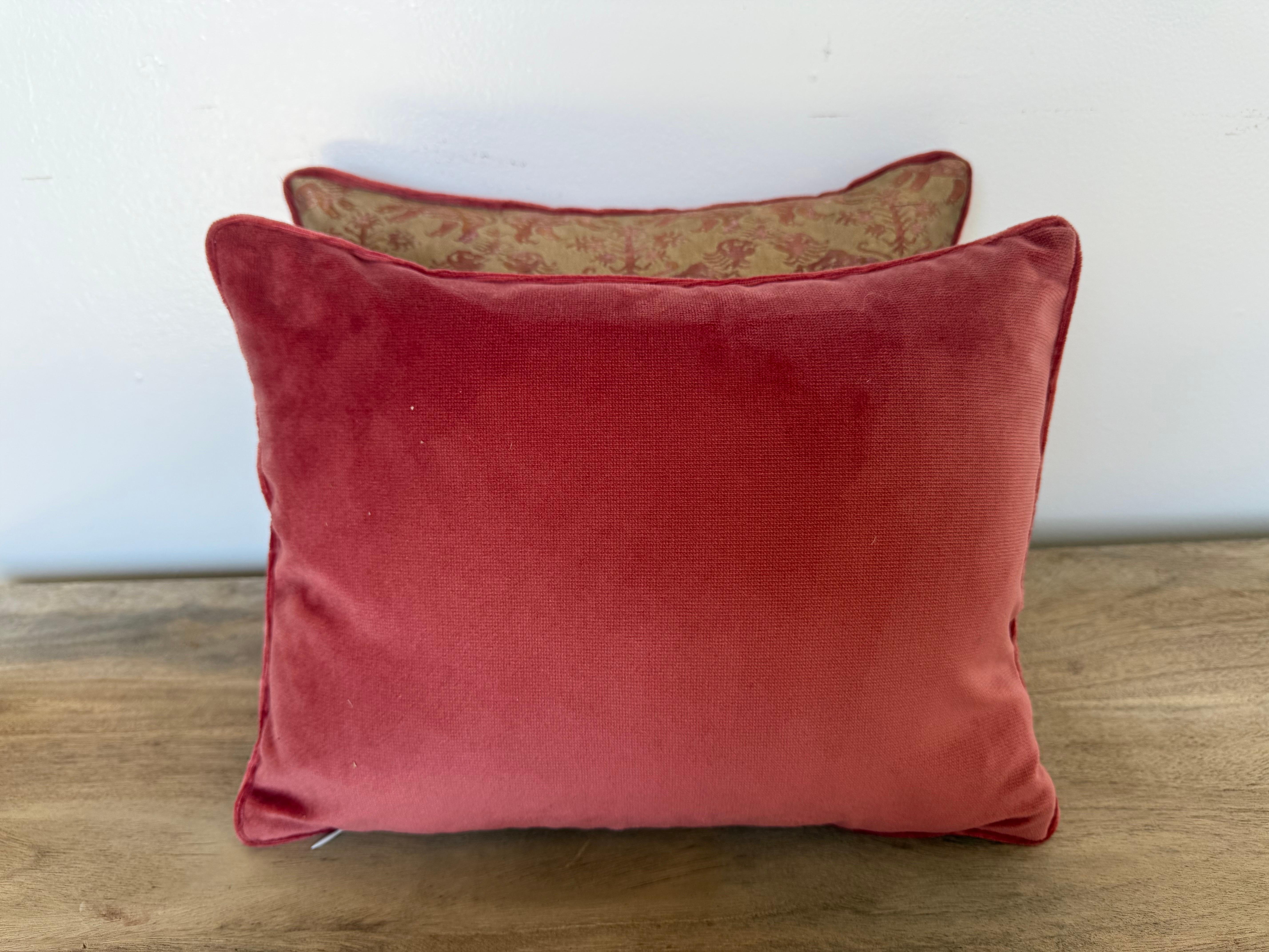 Contemporary Pair of Fortuny “Richelieu” Pattern Pillows For Sale