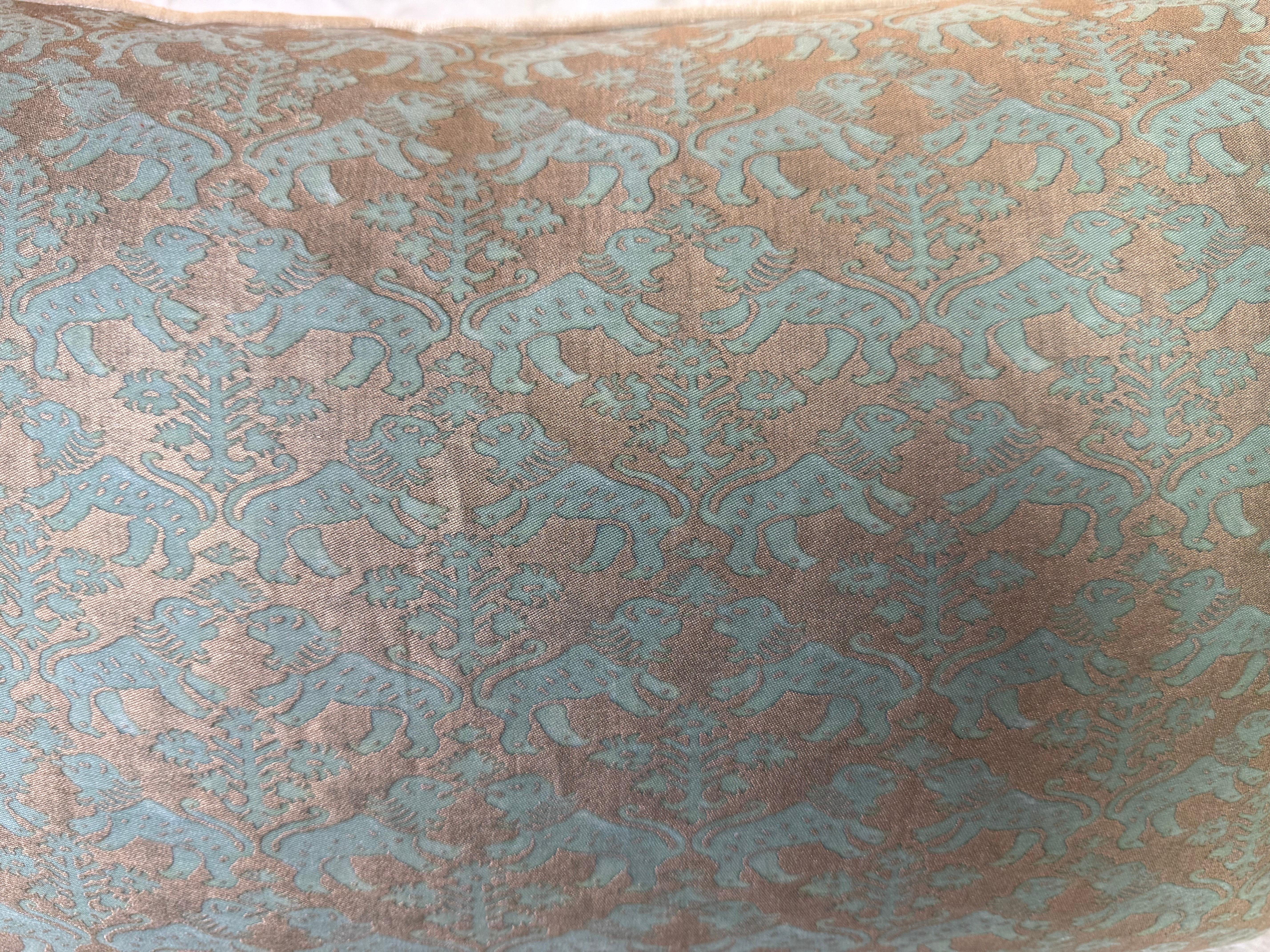 Questi eleganti cuscini sono caratterizzati dal lussuoso tessuto 