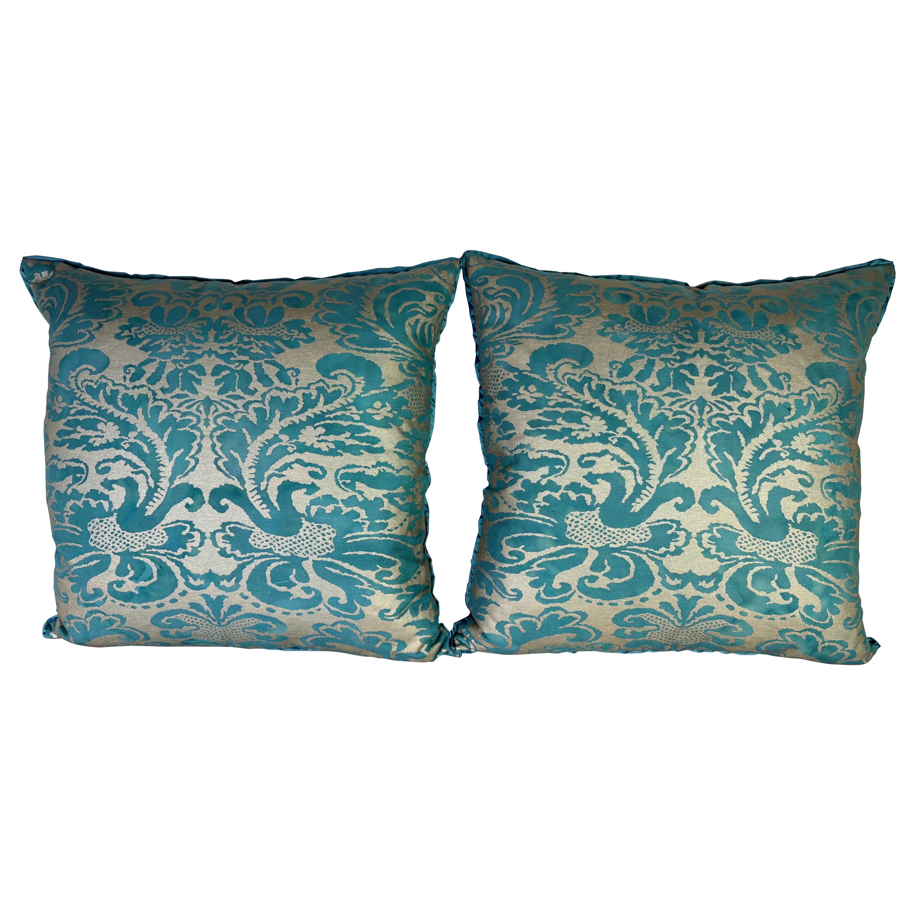 Paire de coussins à motifs de style Fortuny avec dos en soie solide