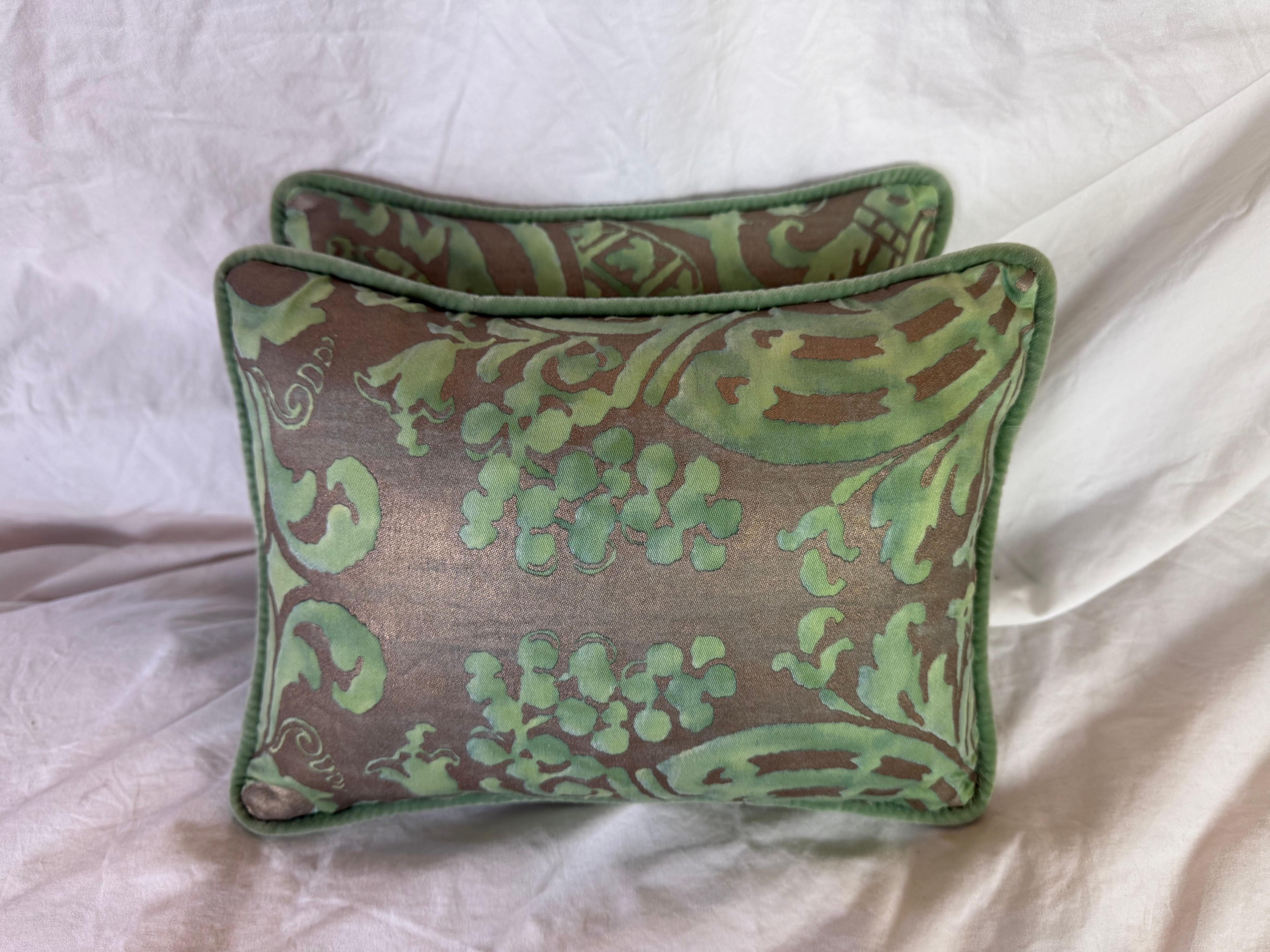 Questi cuscini Fortuny presentano un motivo audace e decorato in stile damascato, classico dell'eredità veneziana del marchio. Il tessuto presenta un motivo verde vellutato in una tenue tonalità lime o celeste, su uno sfondo grigio scuro o grigio