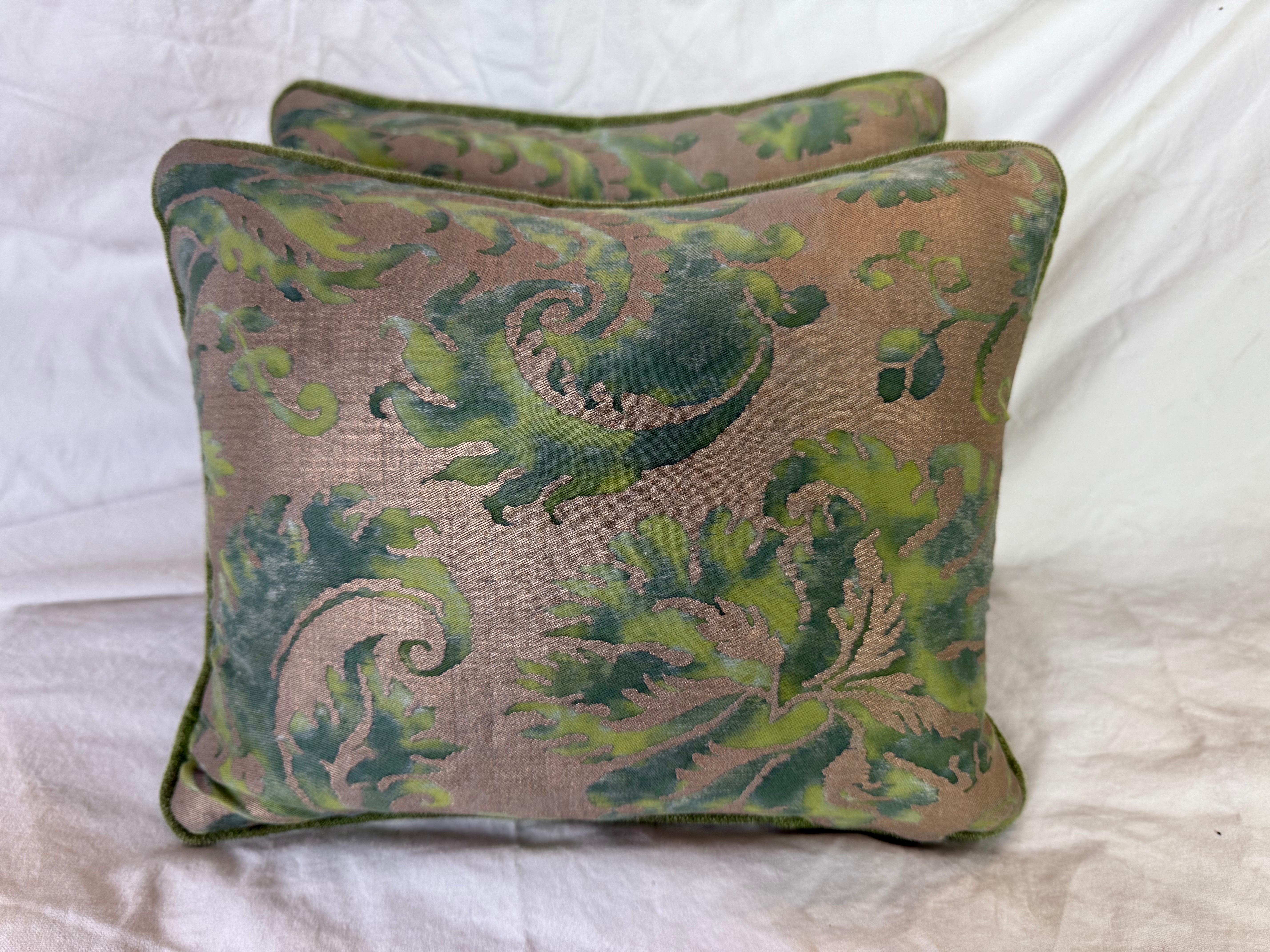 Questi cuscini di Fortuny emanano un'opulenza classica con un tocco decisamente veneziano. Il tessuto presenta un motivo di foglie d'acanto a scorrimento su larga scala in varie tonalità di verde, dal muschiato all'olivastro, fino al verde acqua più