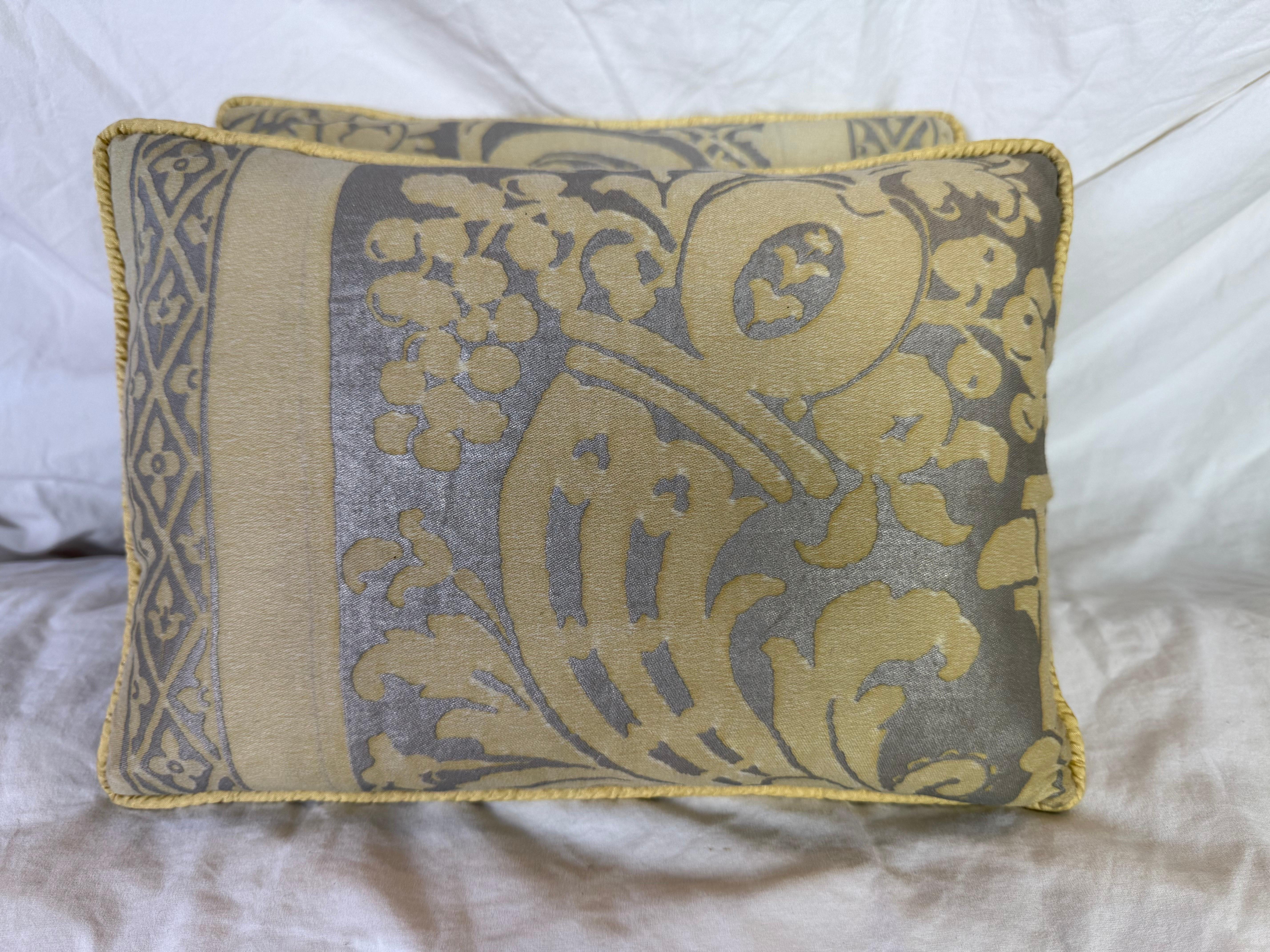 Questi cuscini Fortuny sono caratterizzati da un design sorprendente ed elegante che si rifà a motivi classici con un'esecuzione sofisticata. Il tessuto mostra una cornucopia (Horn of plenty) traboccante di frutta e fogliame, simbolo di abbondanza e
