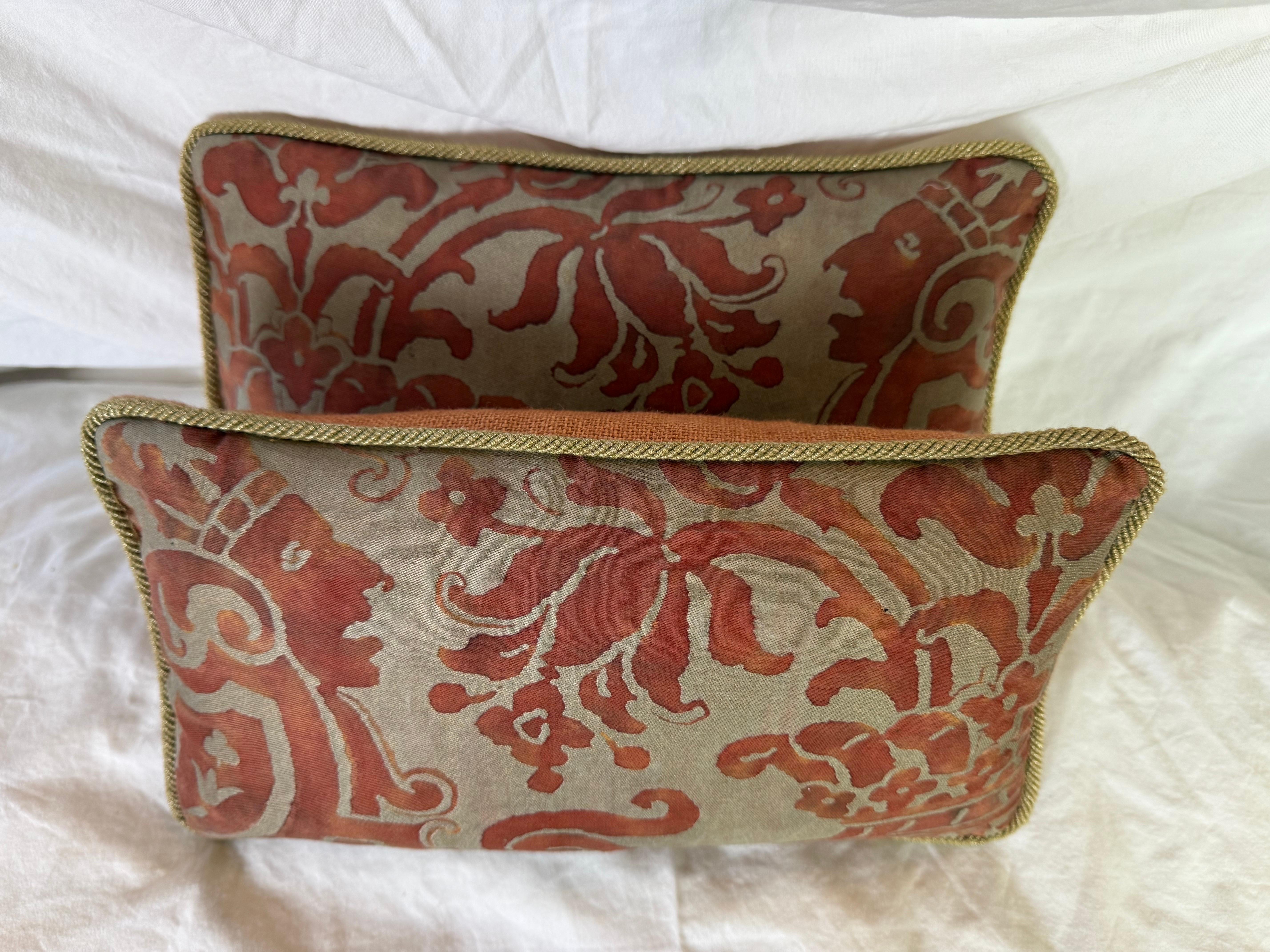 Diese Fortuny-Kissen sind ein atemberaubendes Beispiel für die charakteristische handbedruckte Textilkunst der Marke. Das Design zeigt ein großartiges, klassisches Motiv mit einer floralen Urne, die mit stilisierten Blüten überquillt, umrahmt von