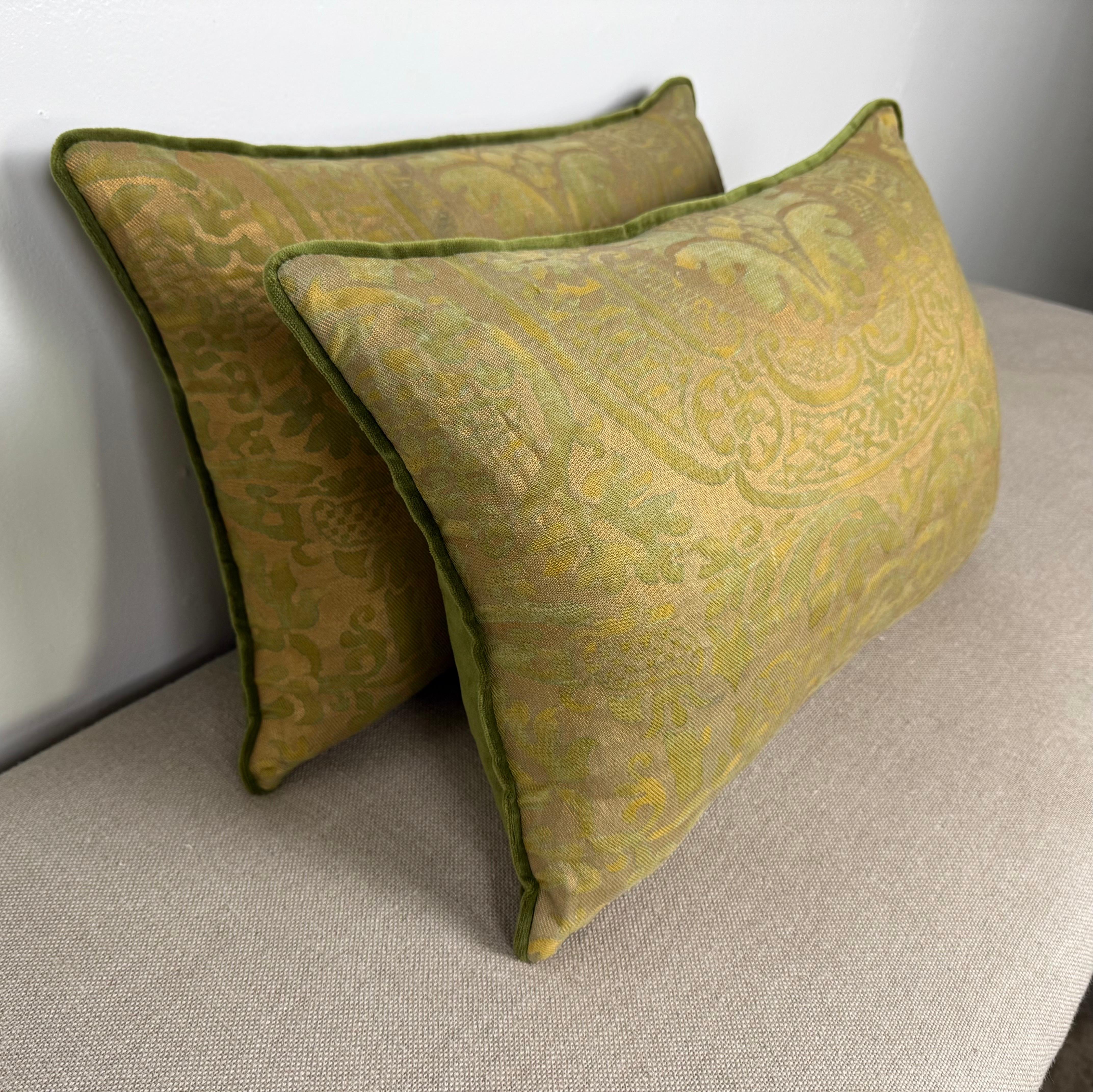 Questi raffinati cuscini sono realizzati in autentico cotone Fortuny e mostrano l'artigianato tipico del marchio veneziano. La parte anteriore mostra un bellissimo motivo invecchiato in stile damascato color oro-oliva nella fantasia di Oliver,