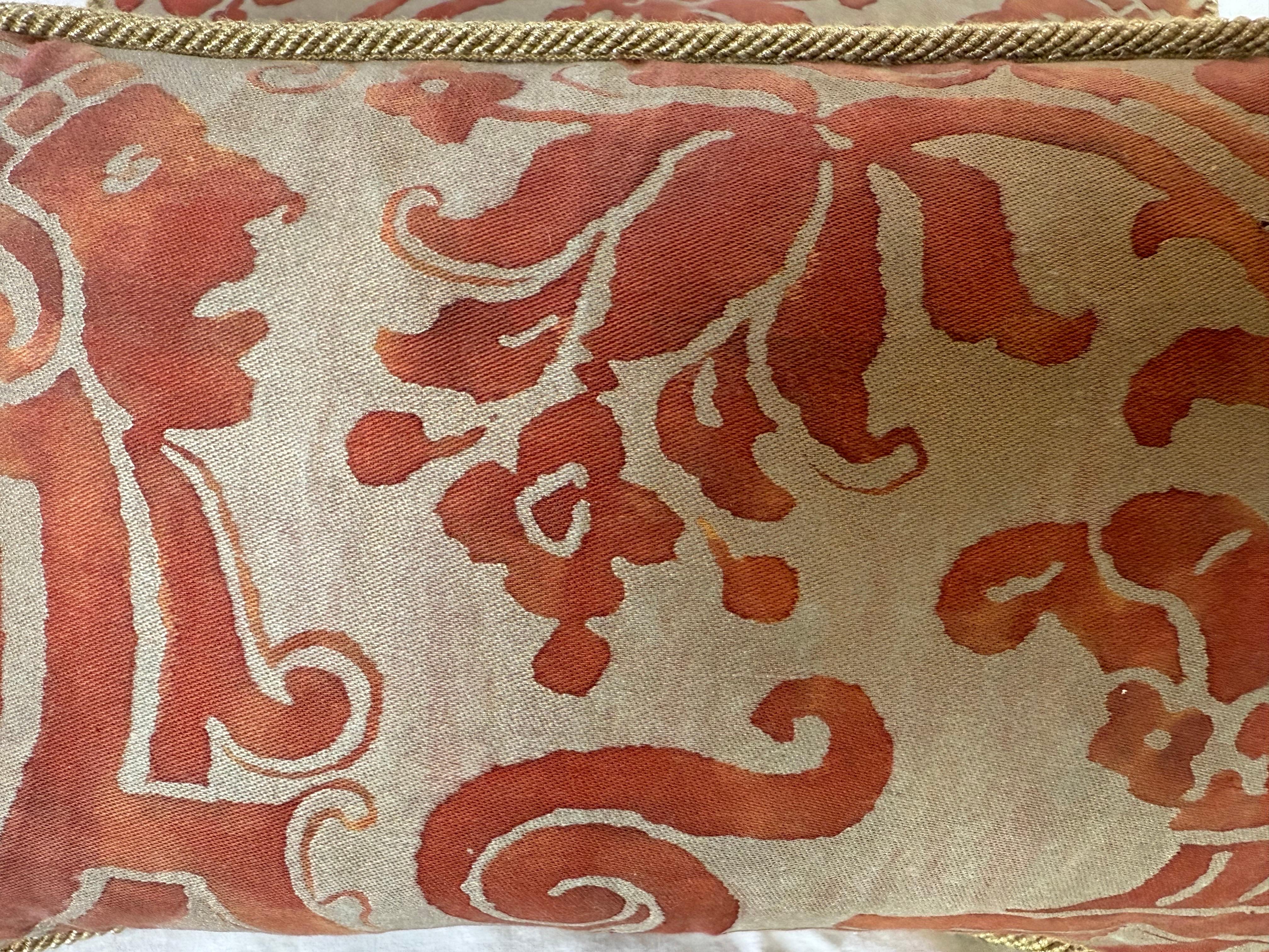 Paar Fortuny-Textil-Kissen (Italienisch) im Angebot