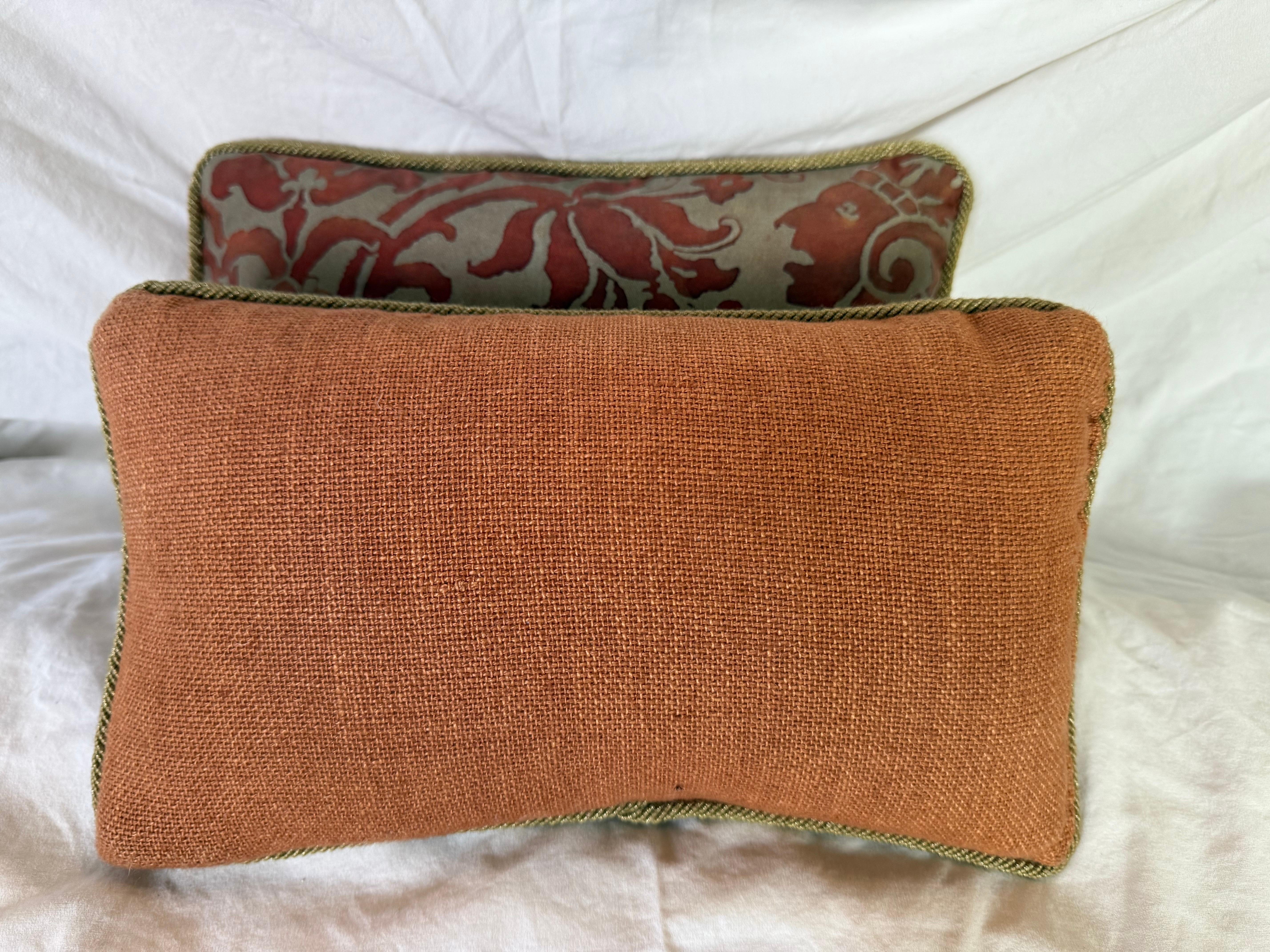 Paar Fortuny-Textil-Kissen im Zustand „Neu“ im Angebot in Los Angeles, CA